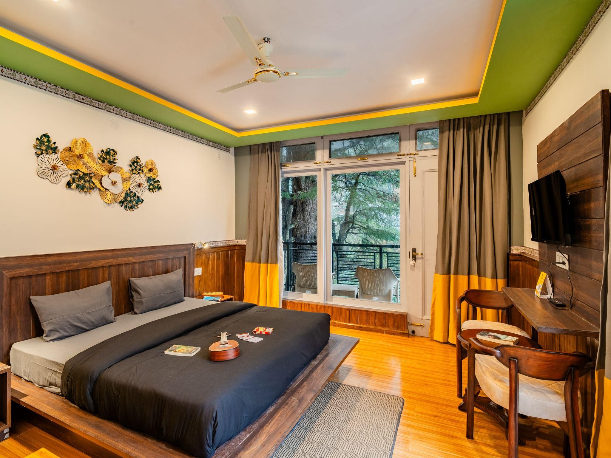The Hosteller Jibhi Deluxe Double Room with Balcony 2