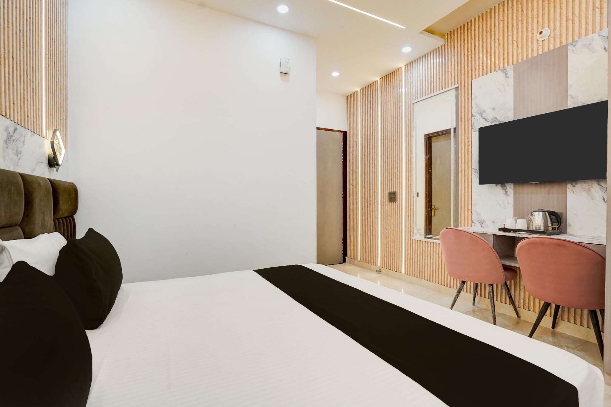 SPOT ON G Grand Hotel Classic Triple Room 3