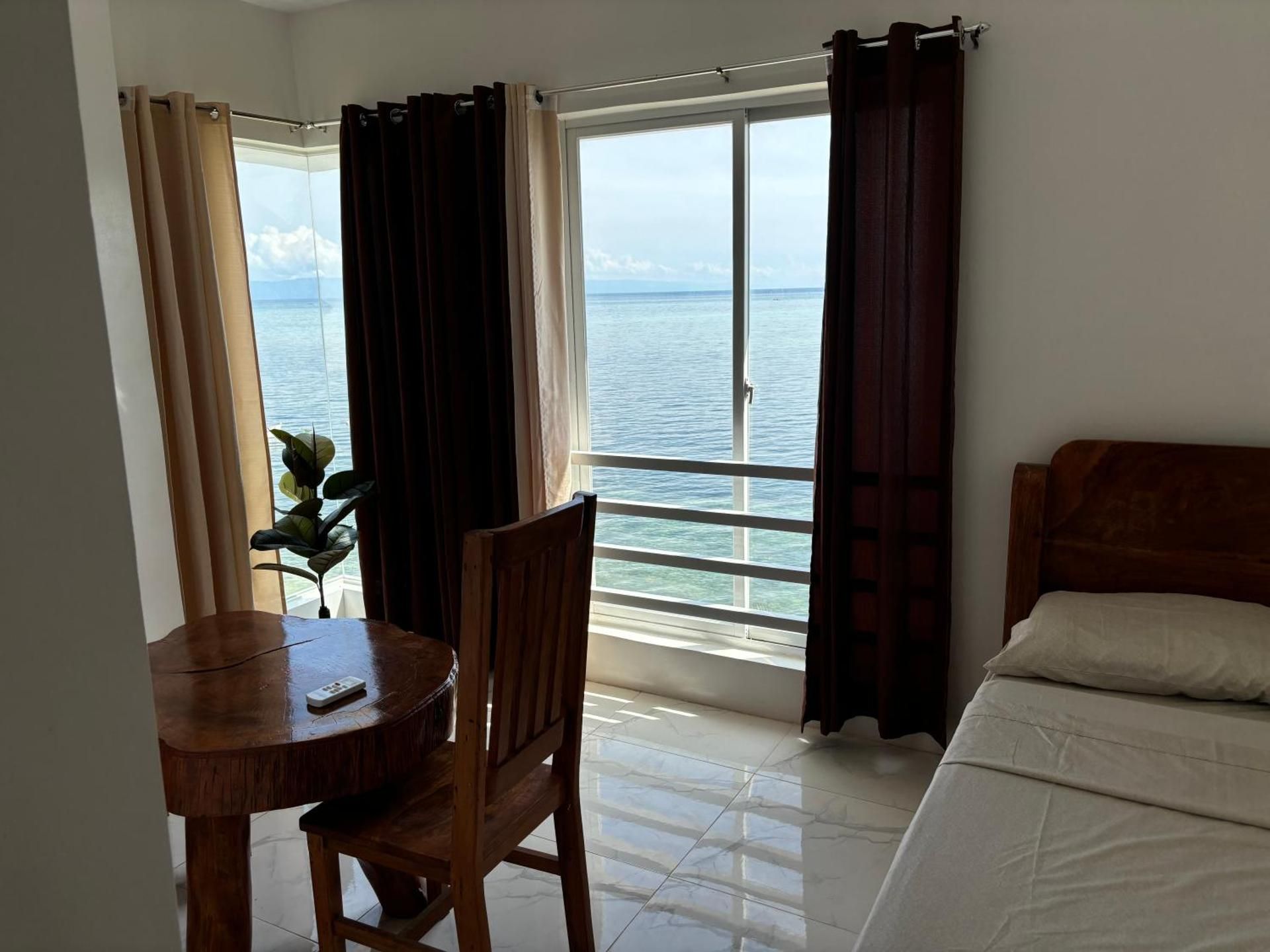 Daddy O Beach House Queen Room with Sea View 5