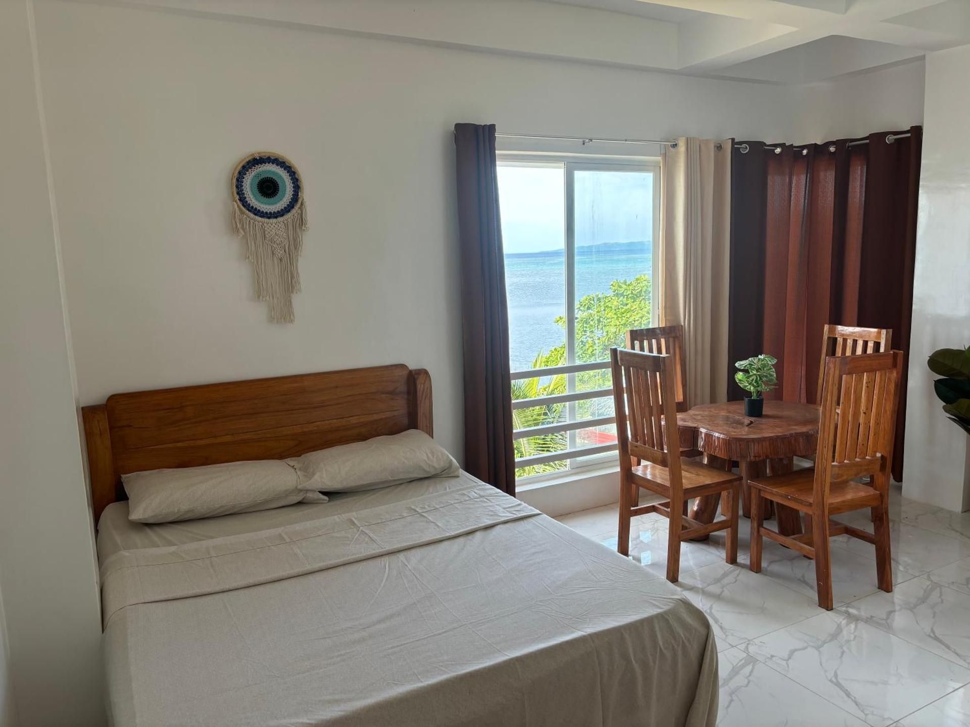 Daddy O Beach House Queen Room with Sea View