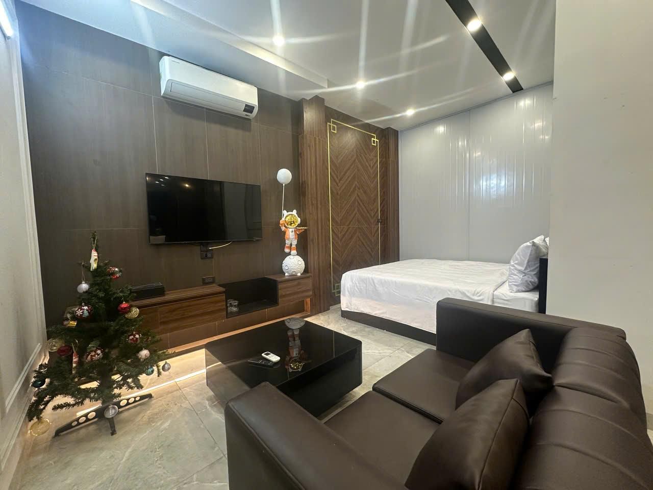 PEAR HOME Family Room 2