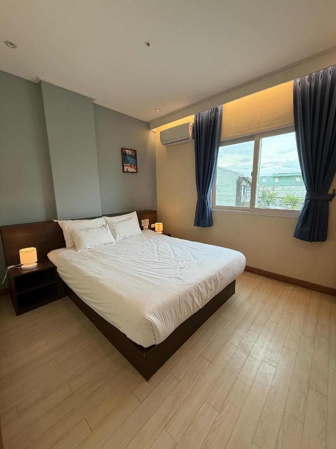 Friendship On Hotel Wink Standard - 1 Bed Queen Non-Smoking