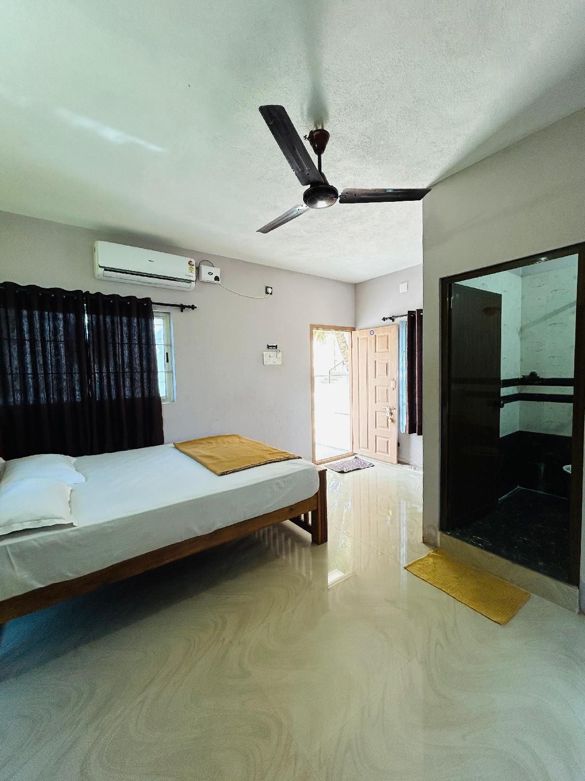 Bhairavi Homestay Single Room with Air Conditioning 2