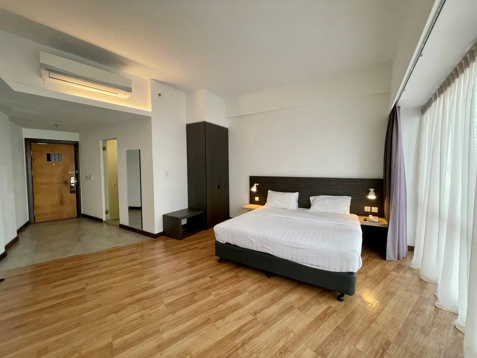 Deluxe King Room - Non-Smoking