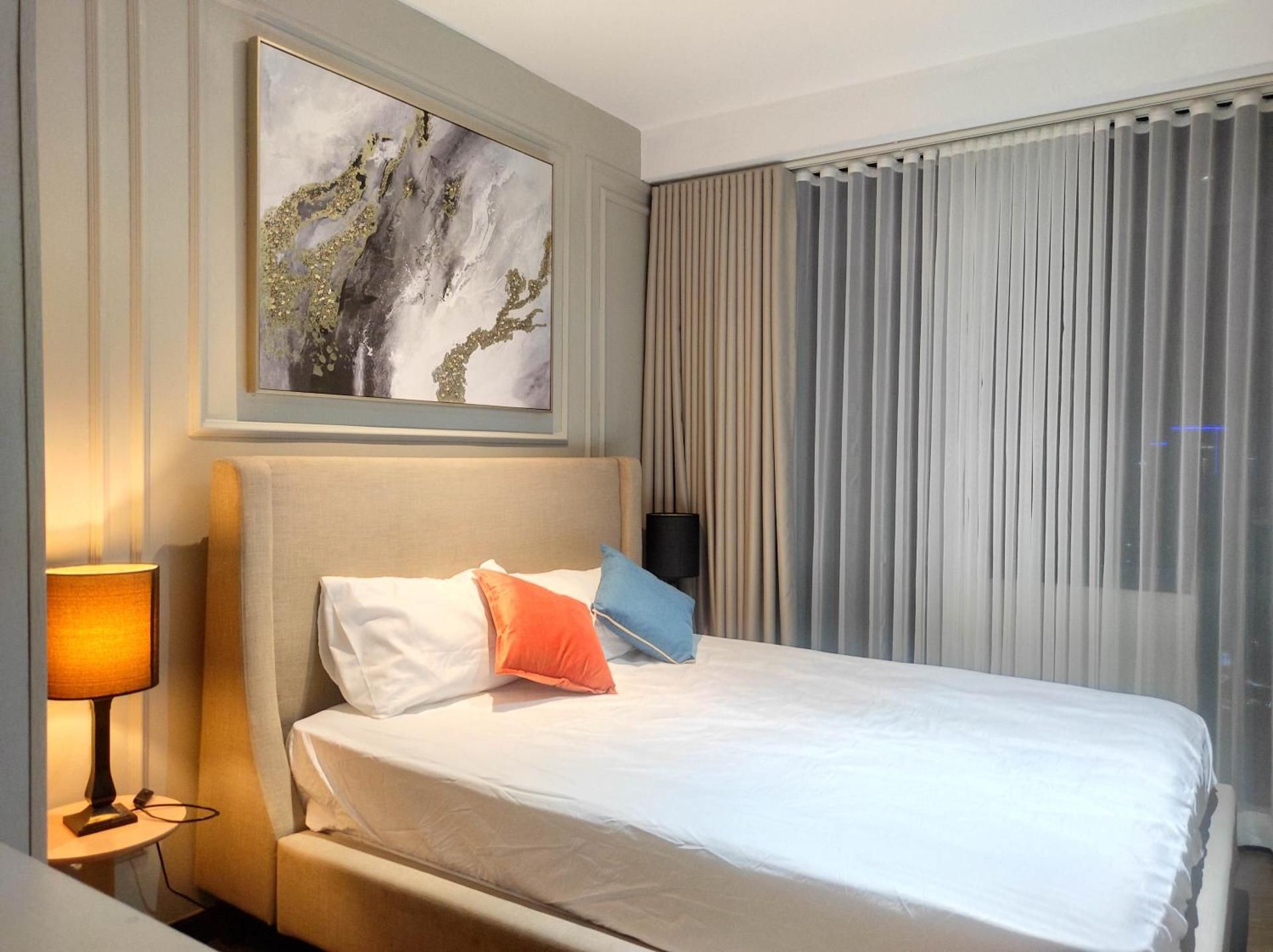 Elegant Stylish 1 Bedroom Balcony City and Manila Bay view FREE Sauna Pool GYM Makati Deluxe One-Bedroom Apartment with City View