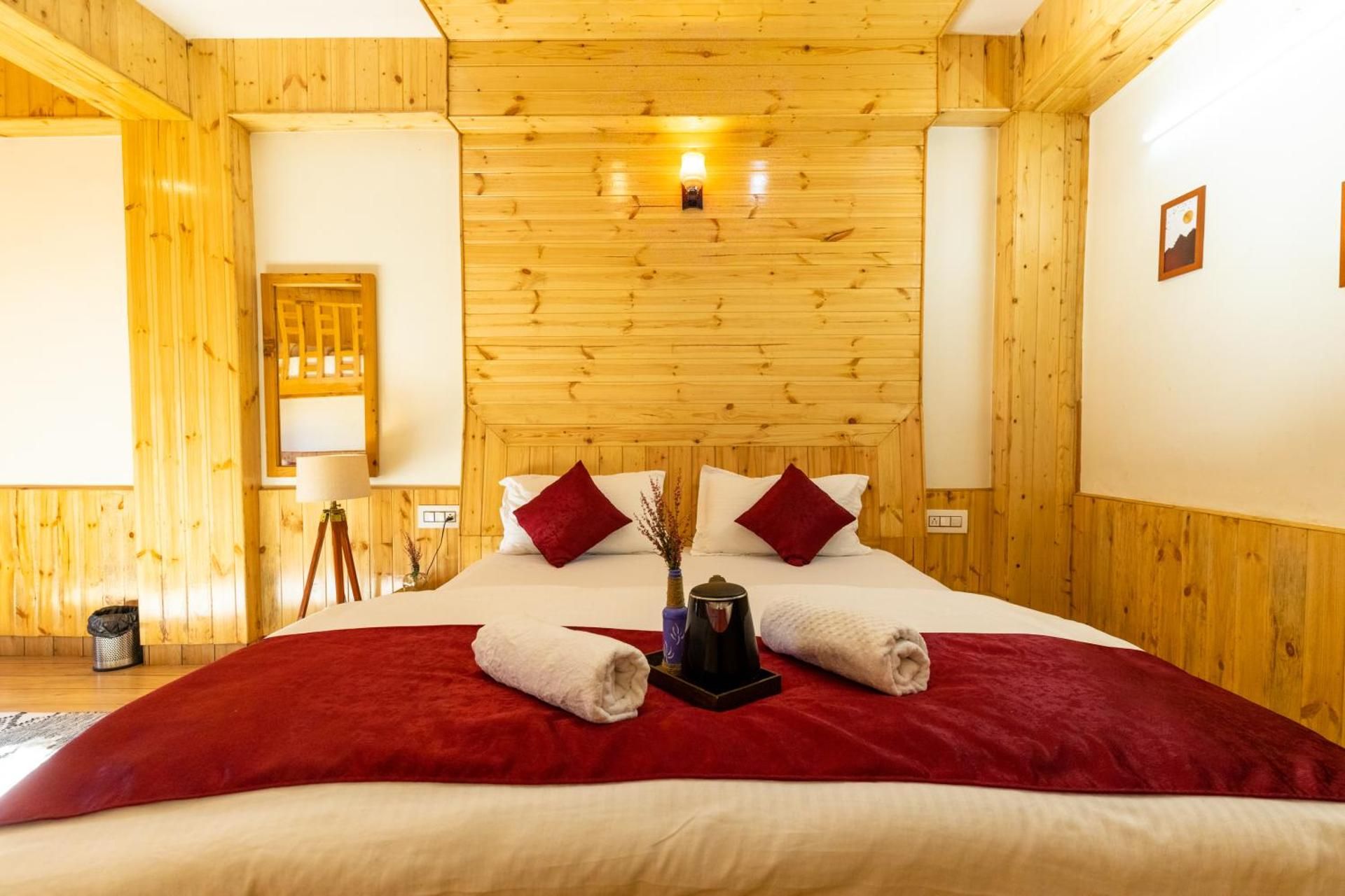 The Evara Stays Jibhi Quadruple Room with Balcony 3