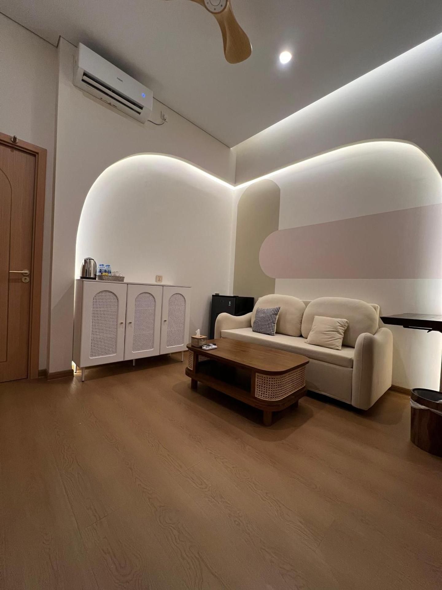 Casabella Homestay 105 Batam Penuin Family Room with Private Bathroom 3