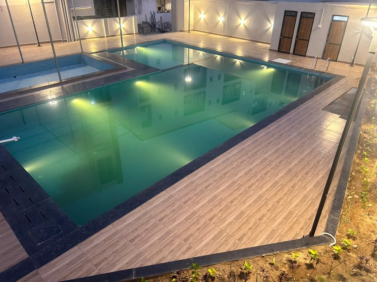 Swimming pool [outdoor]