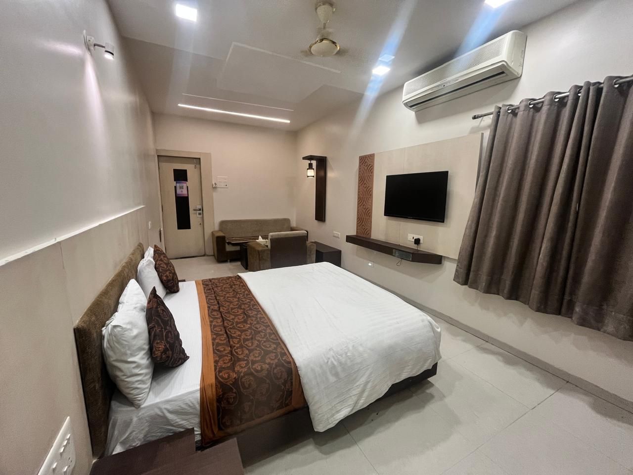  Hotel DeepSandhya Super Deluxe Room