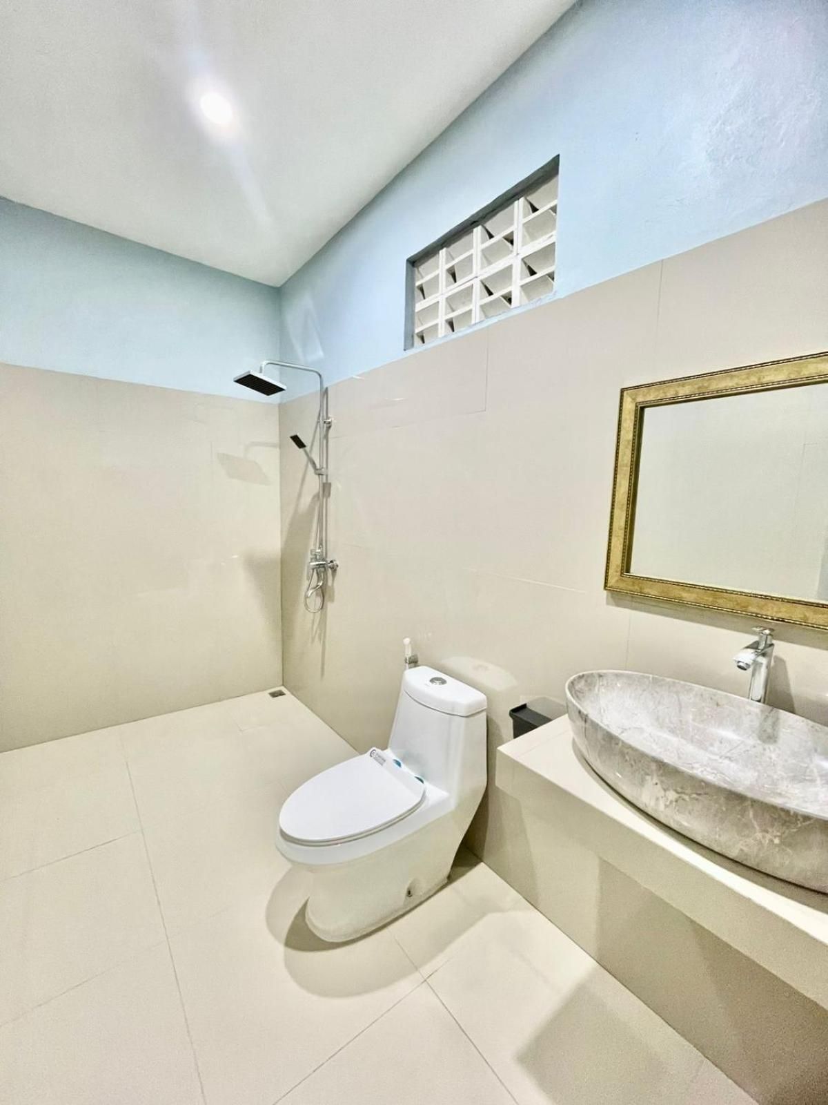 Golden Beach Hotel Deluxe Double Room with Shower 3