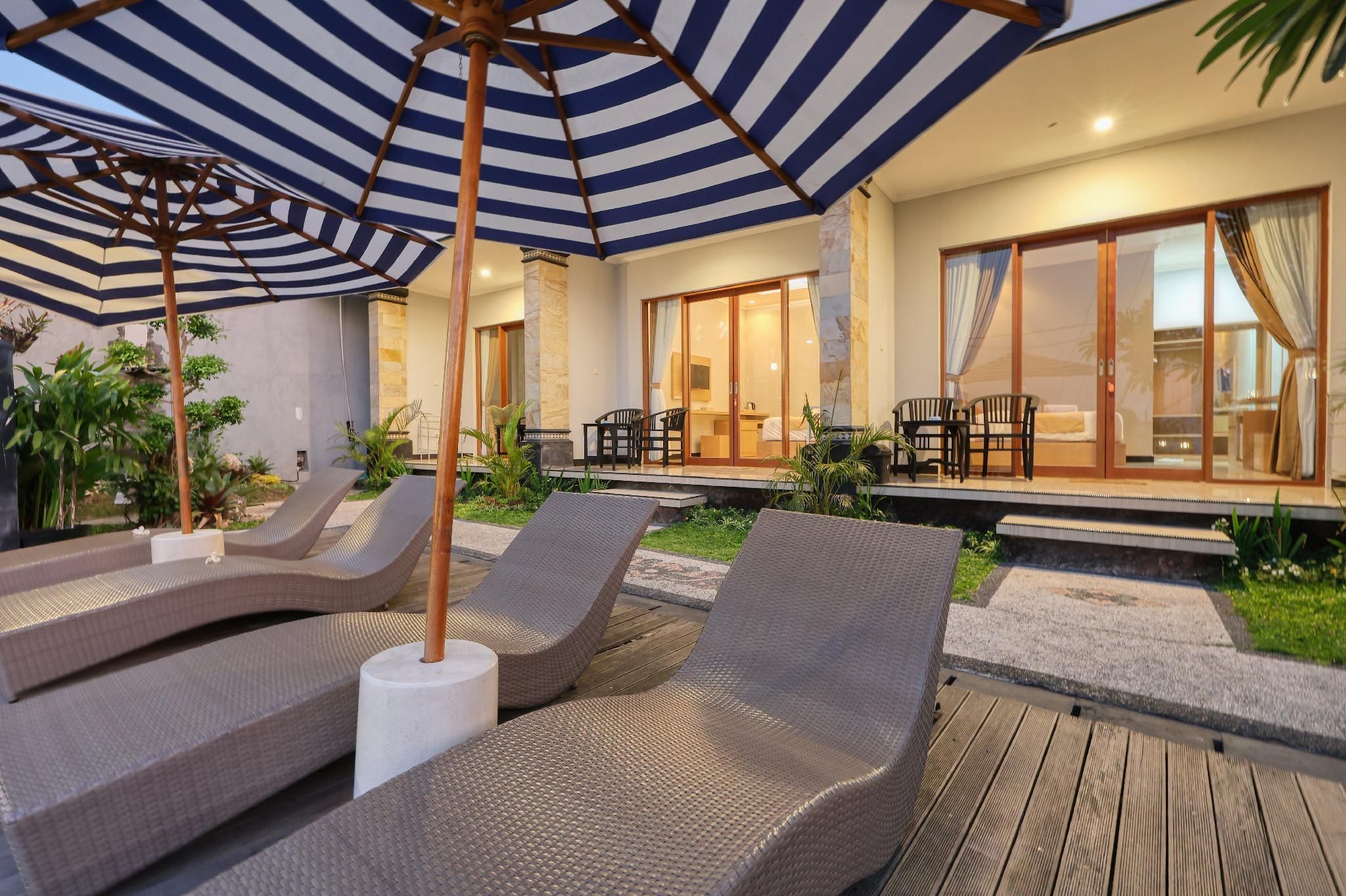 Swimming pool [outdoor]