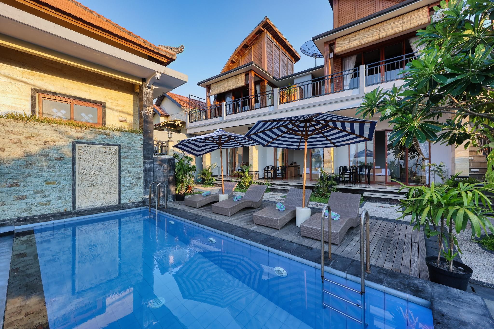 Swimming pool [outdoor]