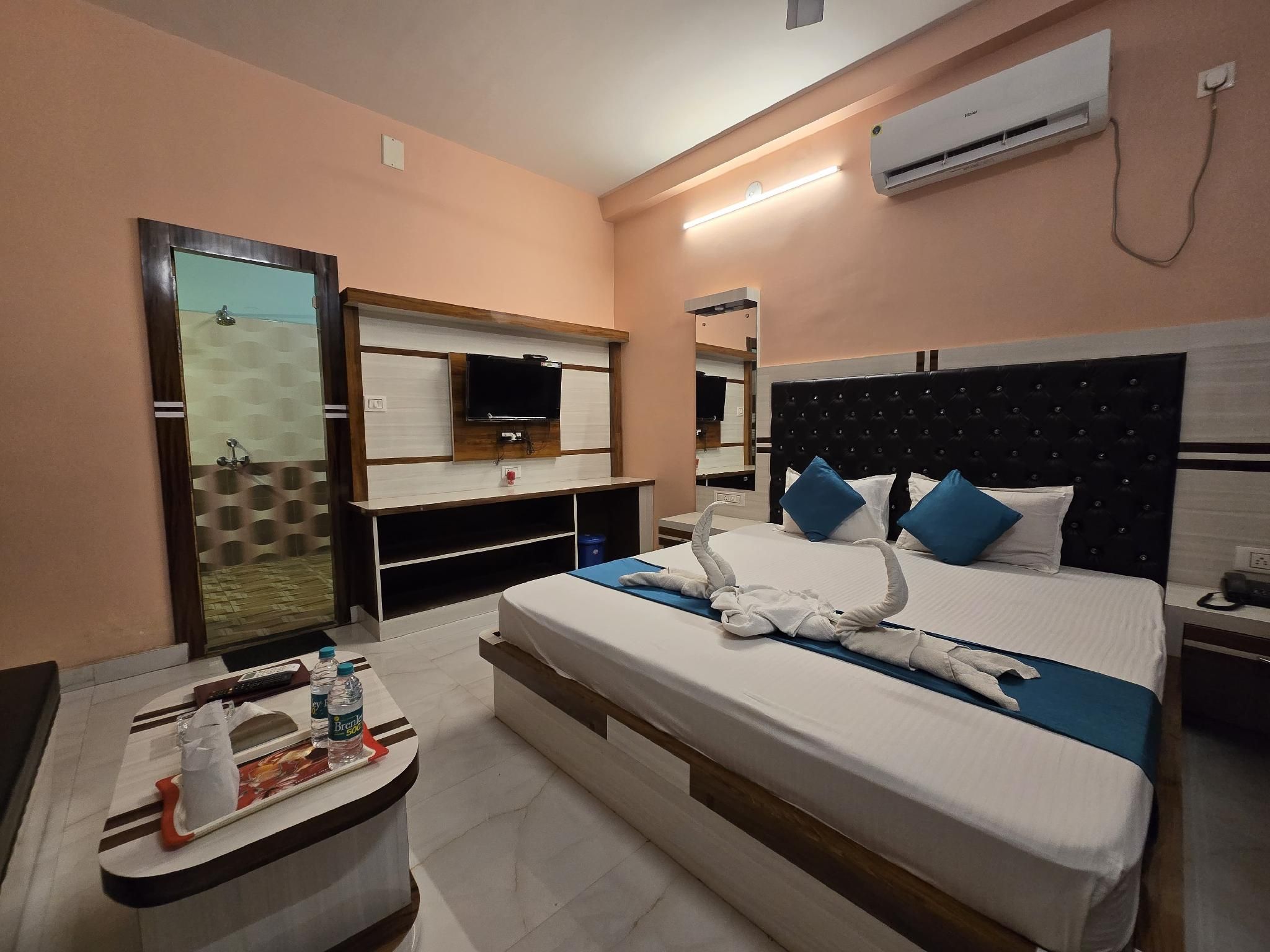 Premium Pool View with Bathtub