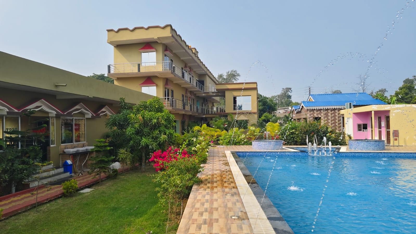 Swimming pool [outdoor]