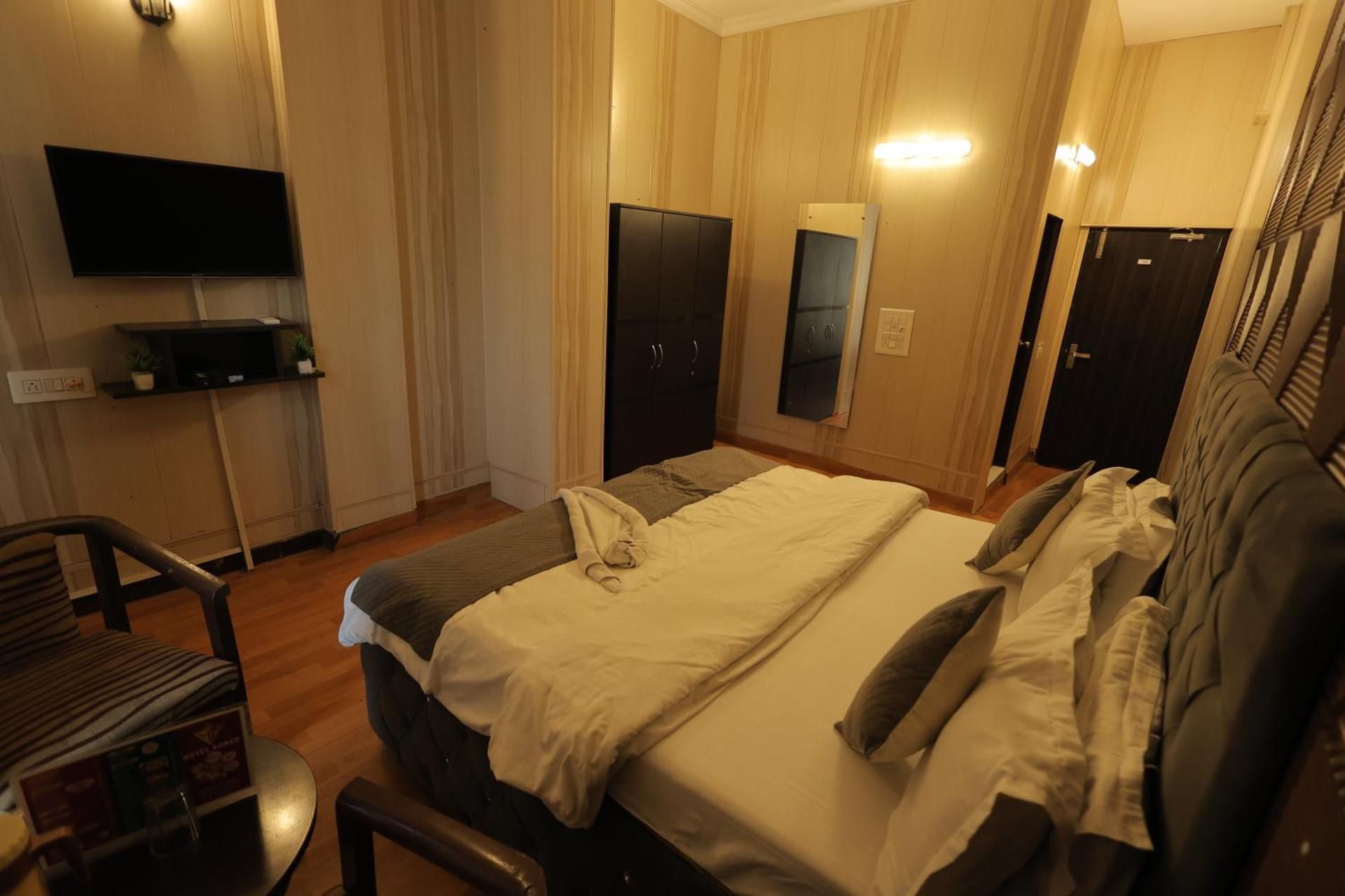 Shared lounge/TV area