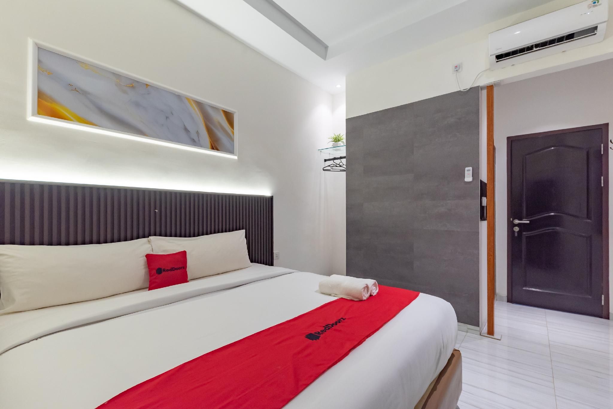RedDoorz Plus Near SP Plaza Batu Aji Batam Deluxe Room 2