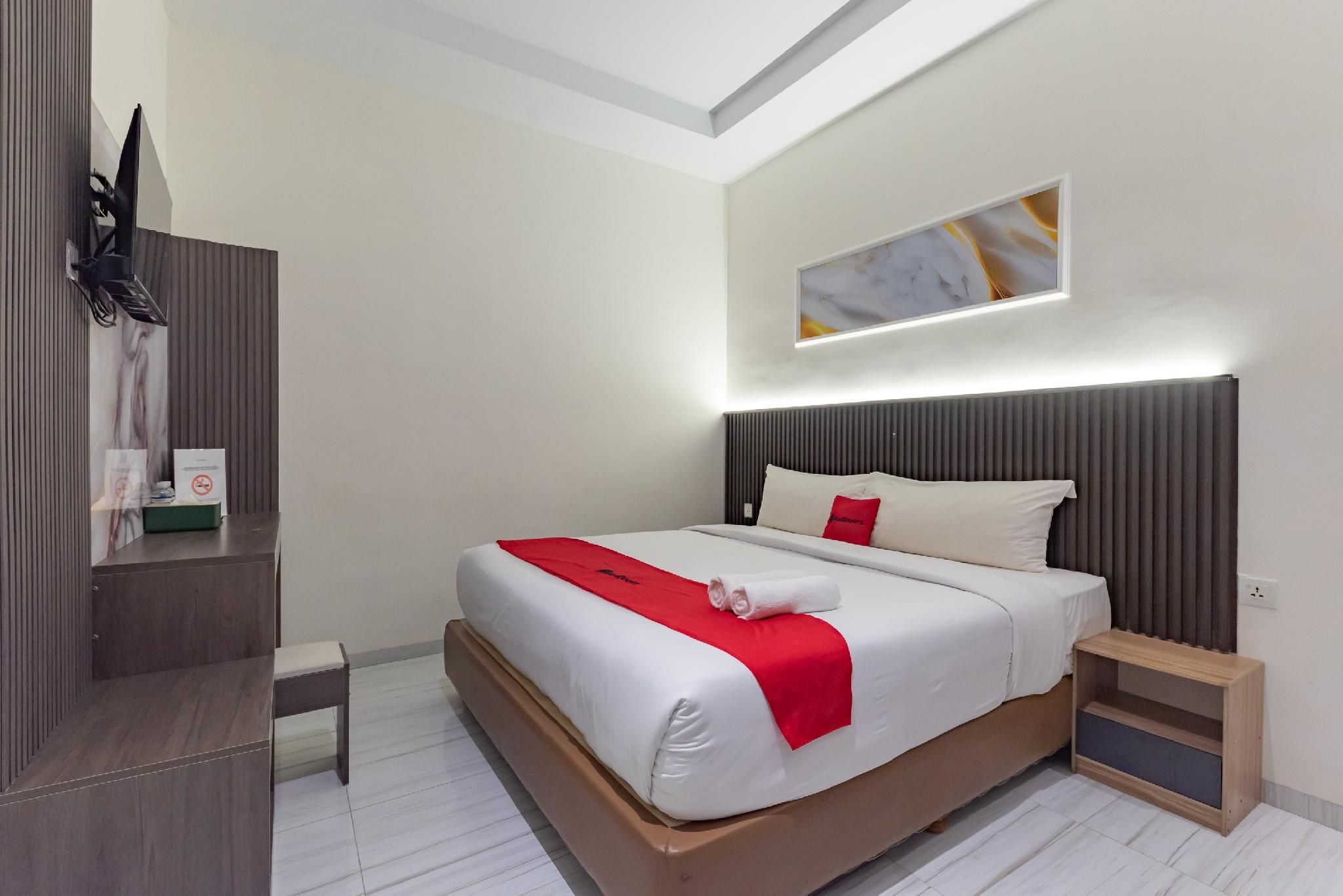 RedDoorz Plus Near SP Plaza Batu Aji Batam Deluxe Room