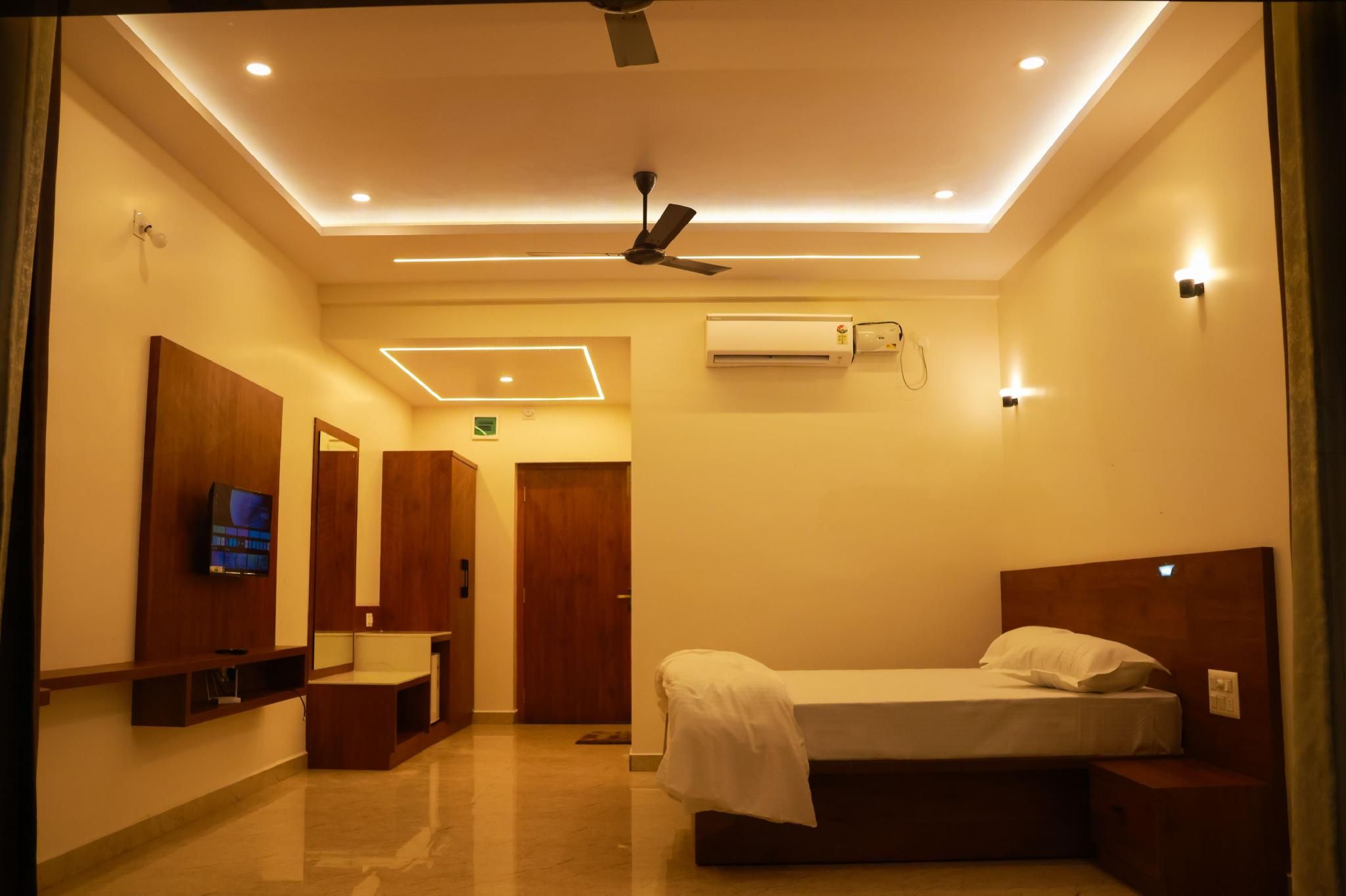 Sunlit Shores Beach Villa Deluxe Sea View Room without Balcony 3