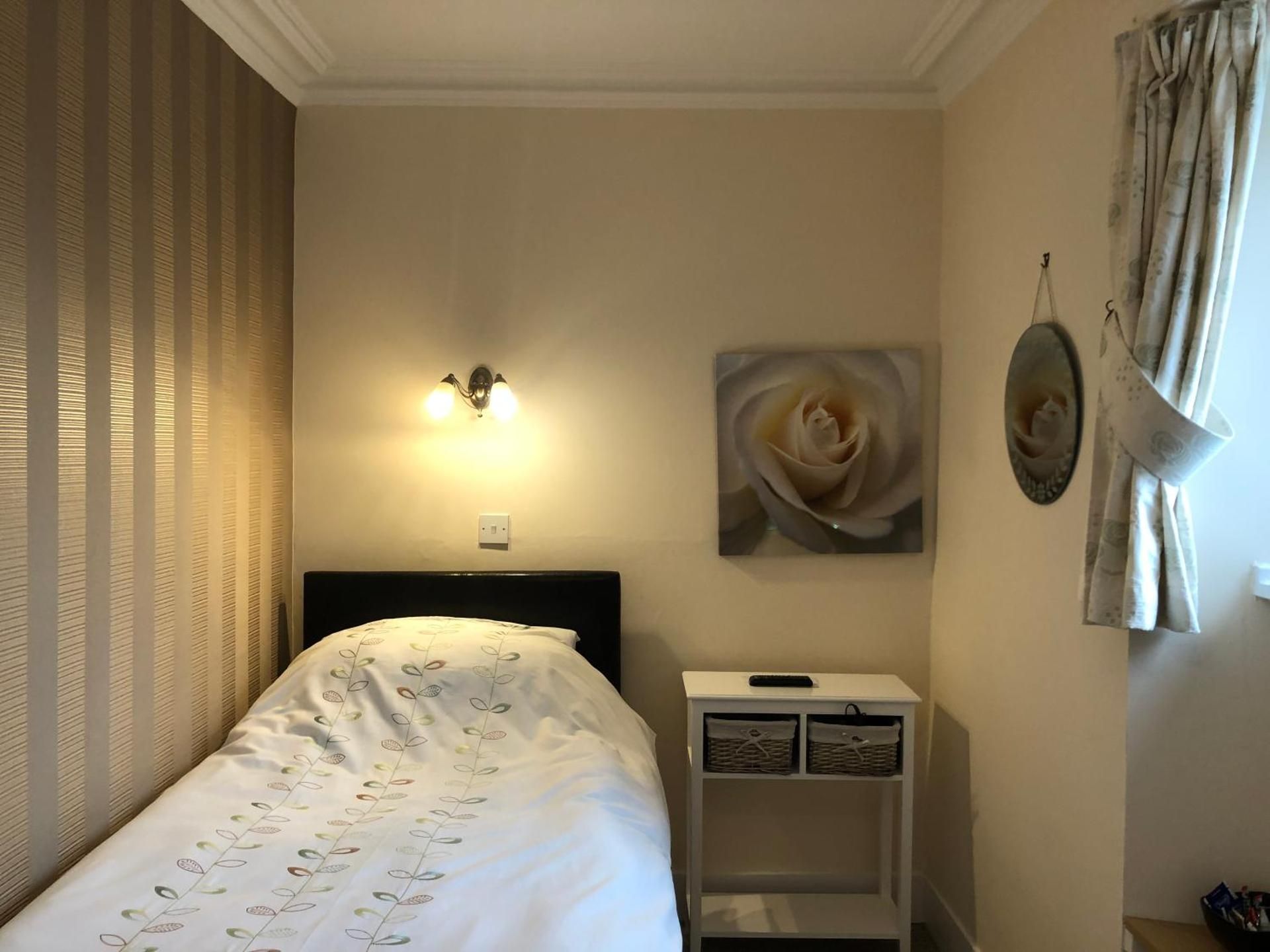 The Aberdeen Arms Hotel Single Room With Private Bathroom