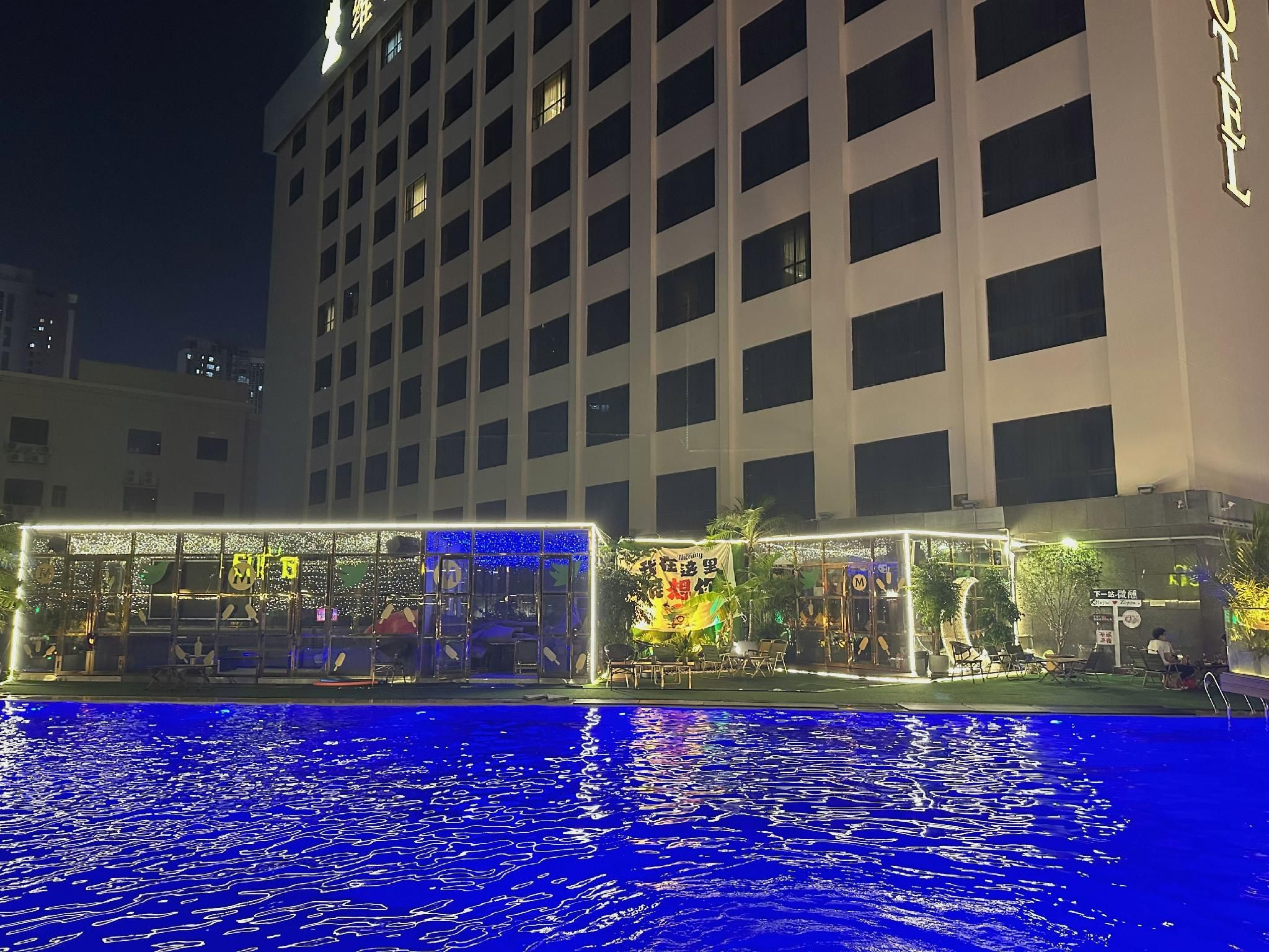 Swimming pool [outdoor]