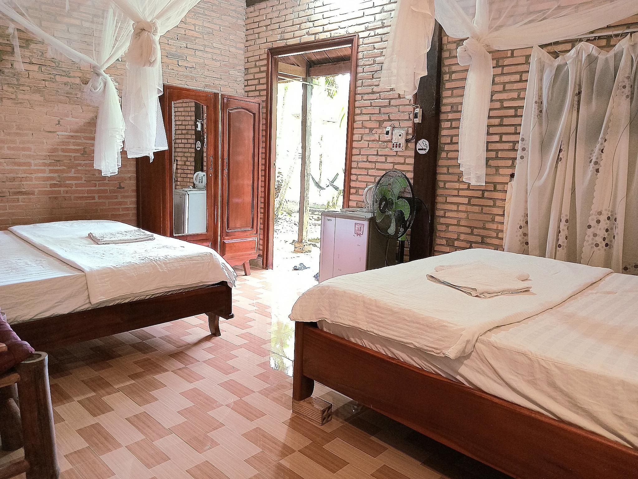 Green Hope Lodge River View Twin Room 2