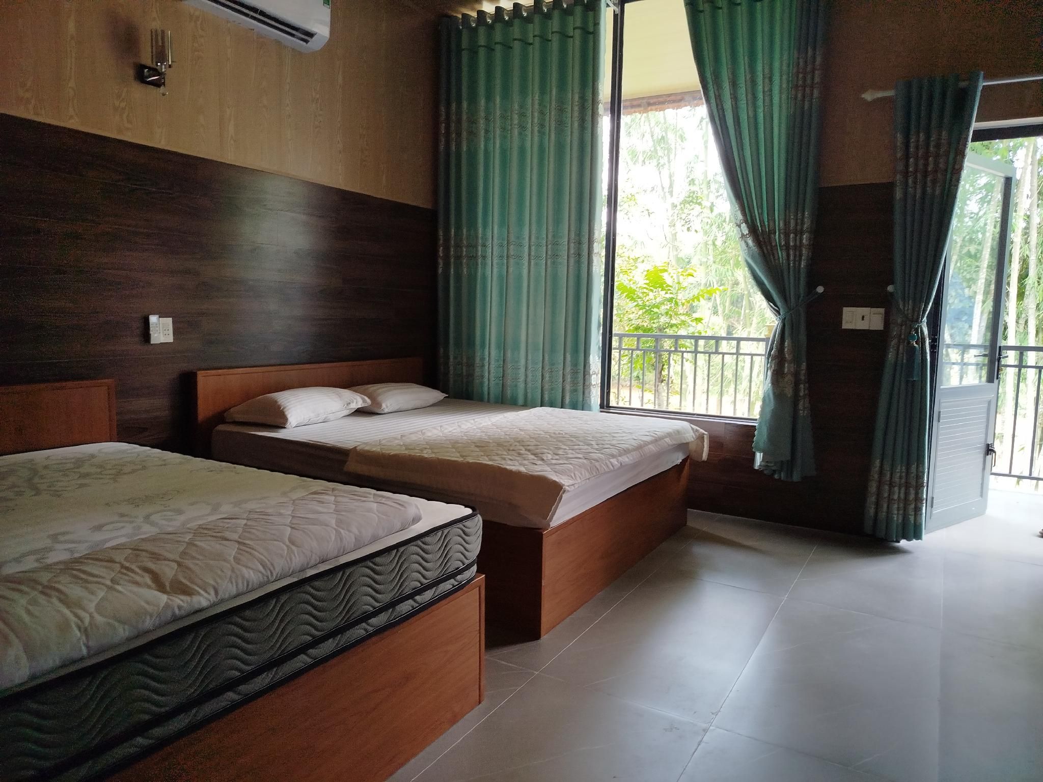 Green Hope Lodge Family Room with Balcony