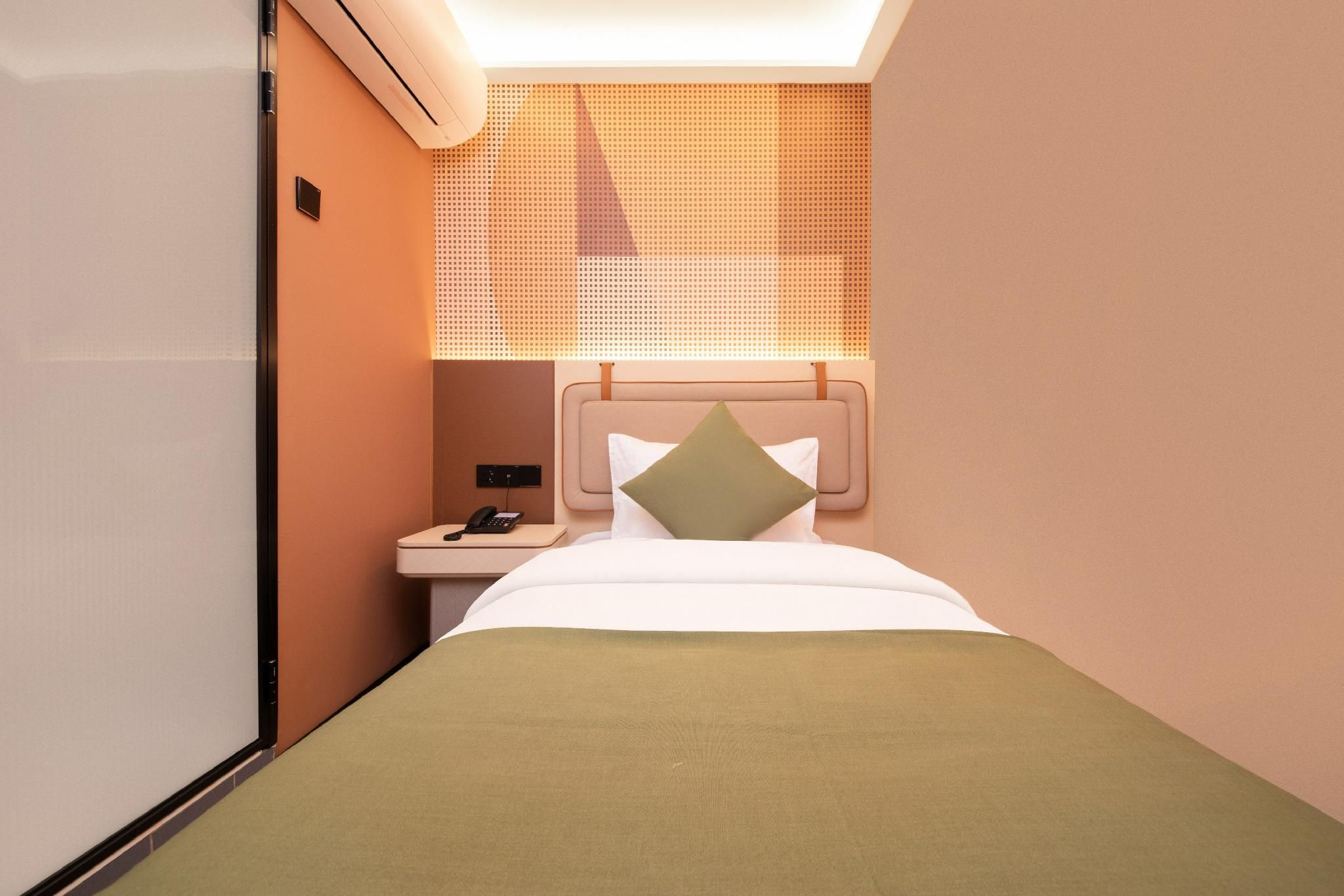SINGLE ROOM NO WINDOW