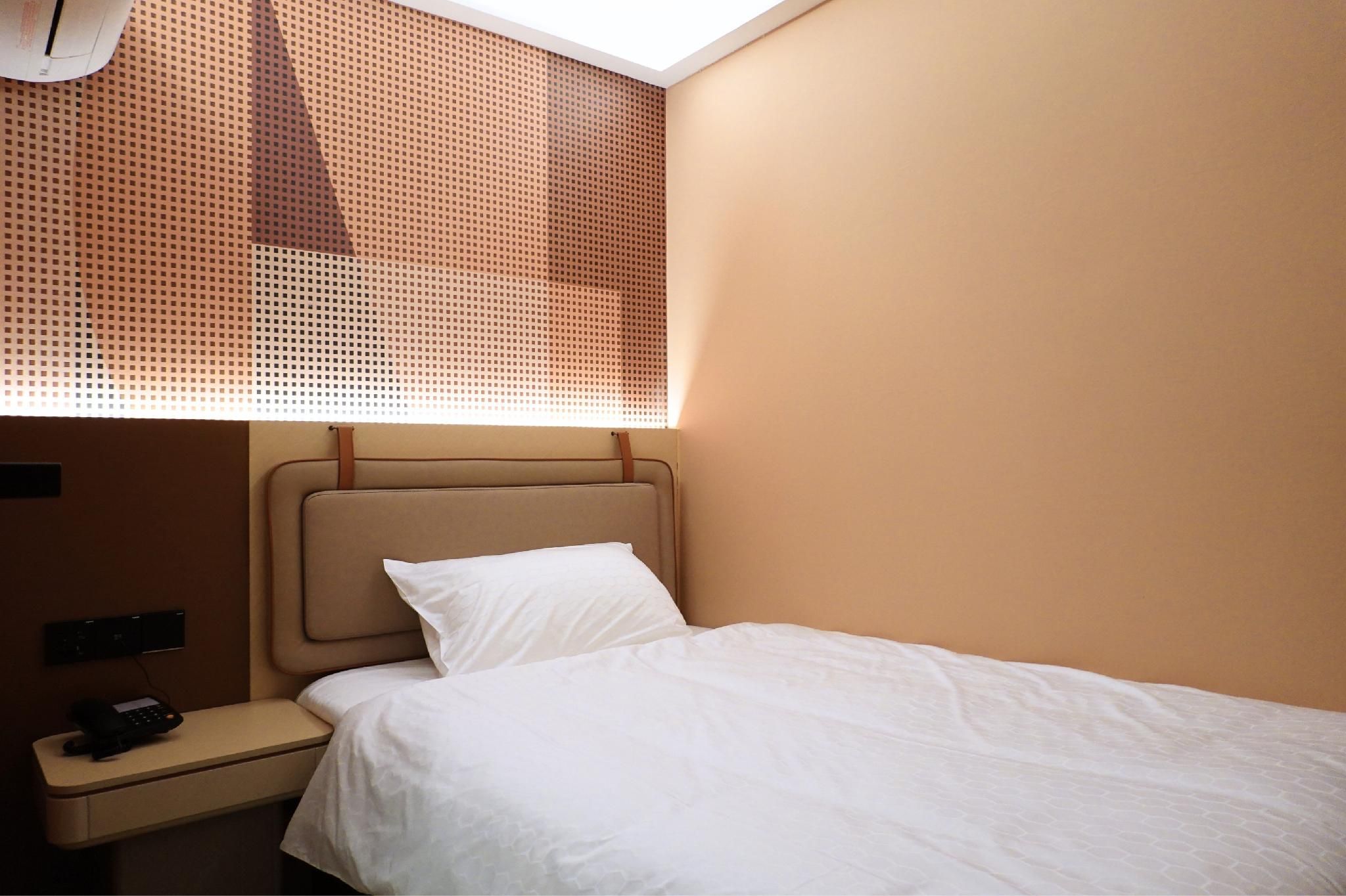 SINGLE ROOM NO WINDOW