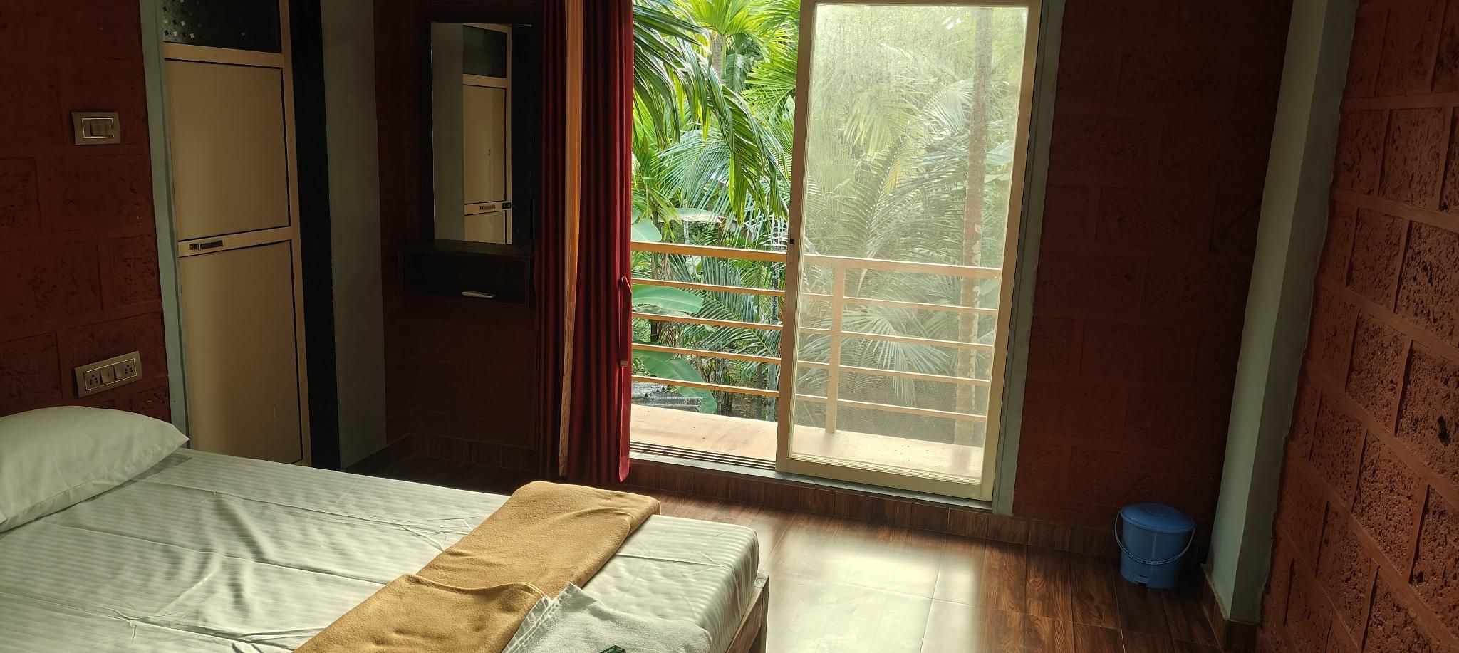 SHRAVANI HOLIDAY INN  Double Room