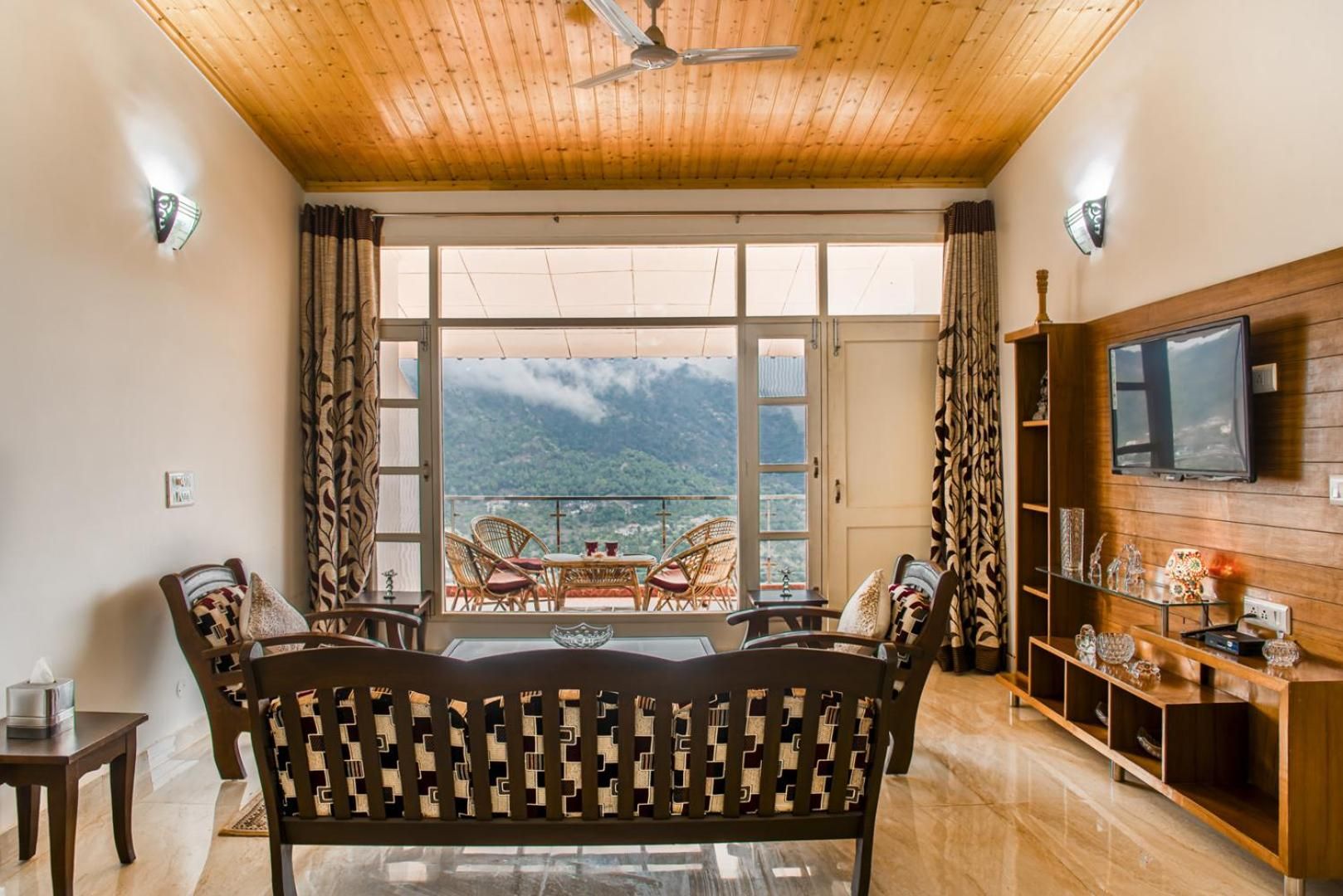 Kasauli Edge Apt with Balcony.