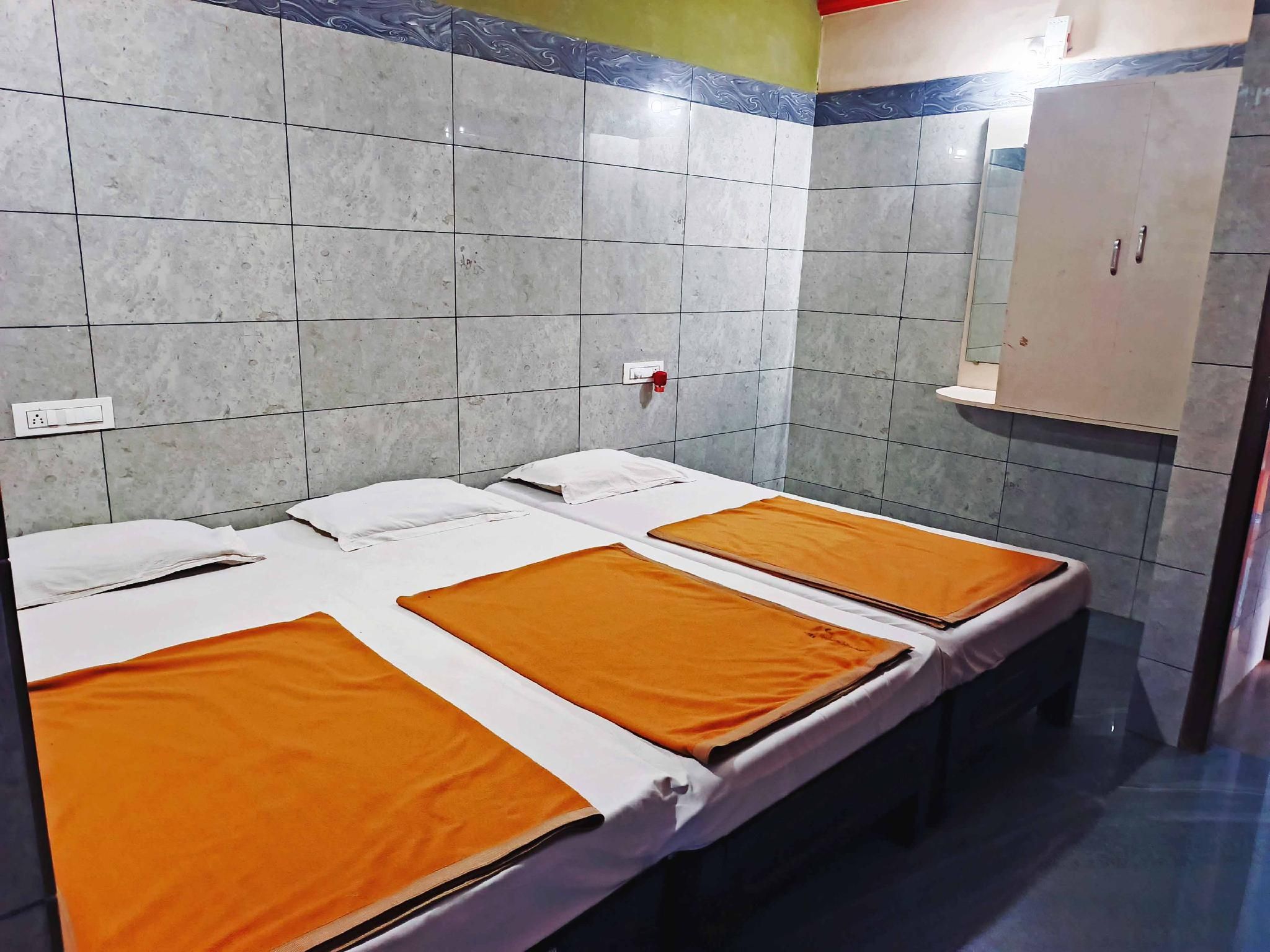 Hotel Murudeshwar International Triple Room without Air Conditioning 2