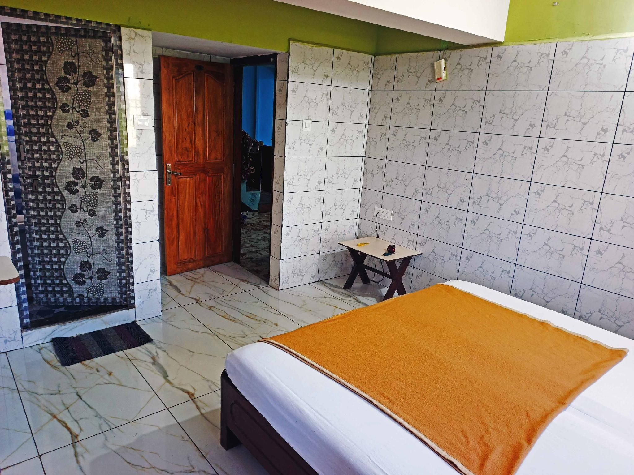 Hotel Murudeshwar International Deluxe Double Room with Air Conditioning 3