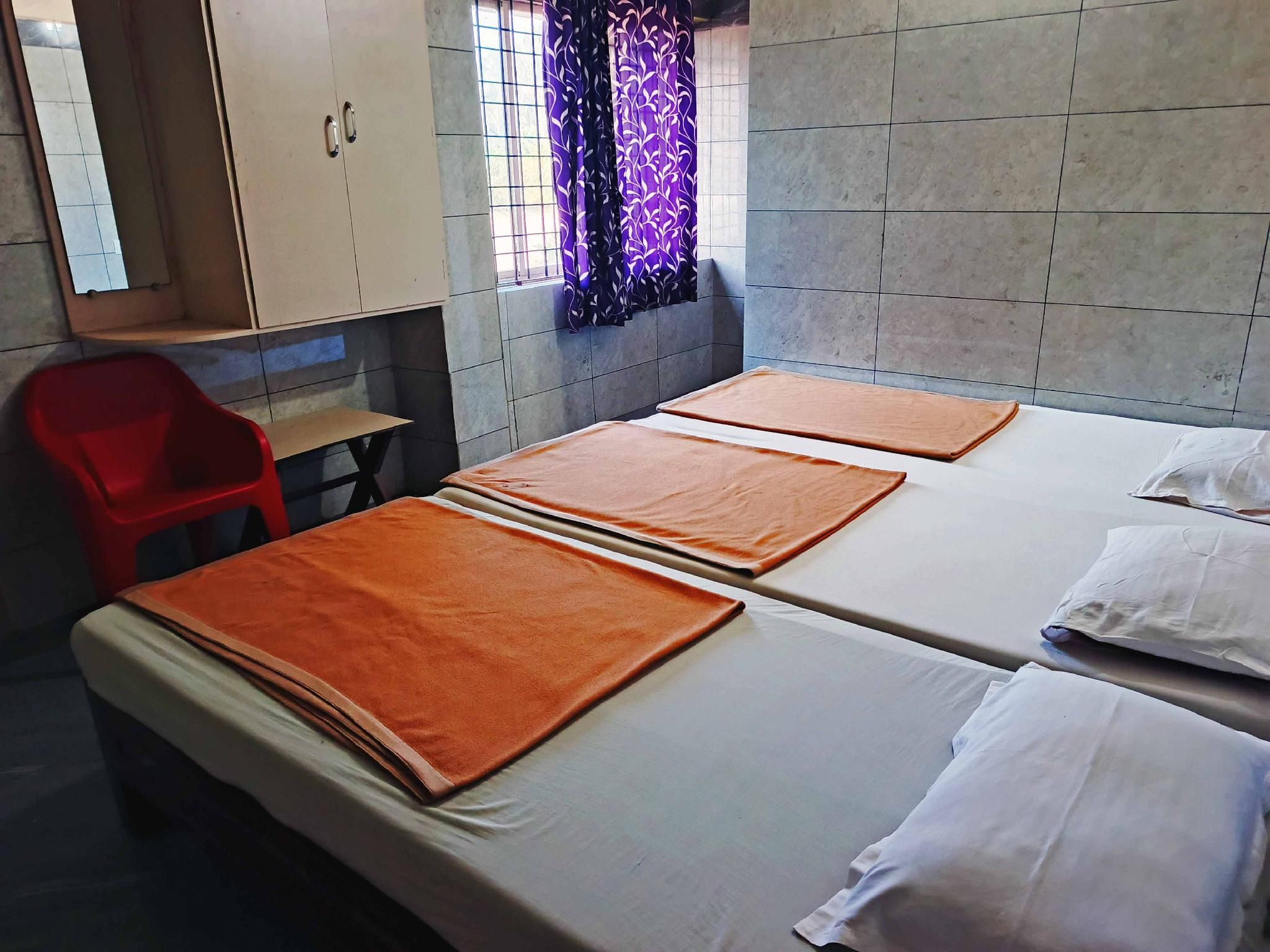 Hotel Murudeshwar International Triple Room without Air Conditioning 3