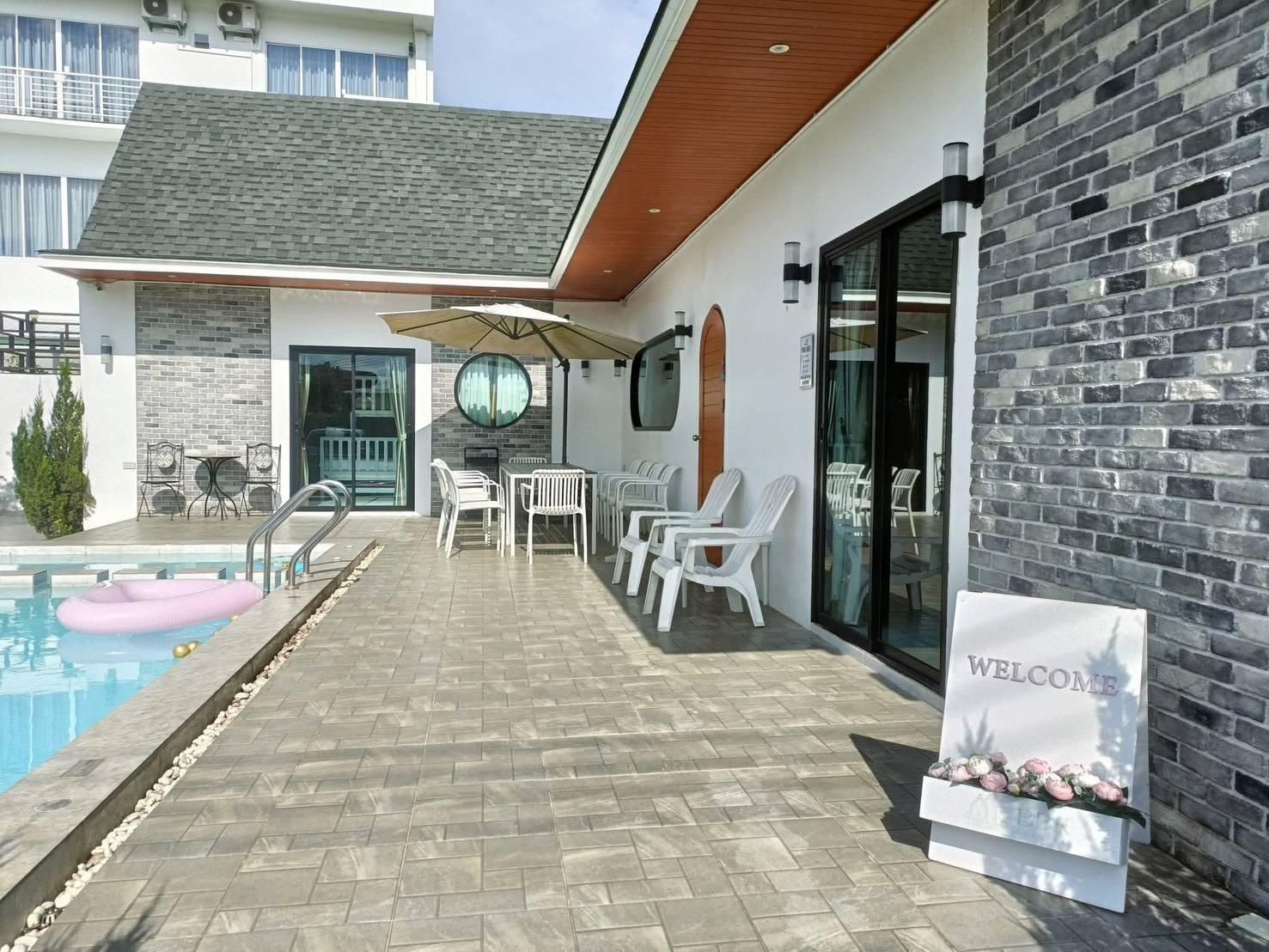 Swimming pool [outdoor]