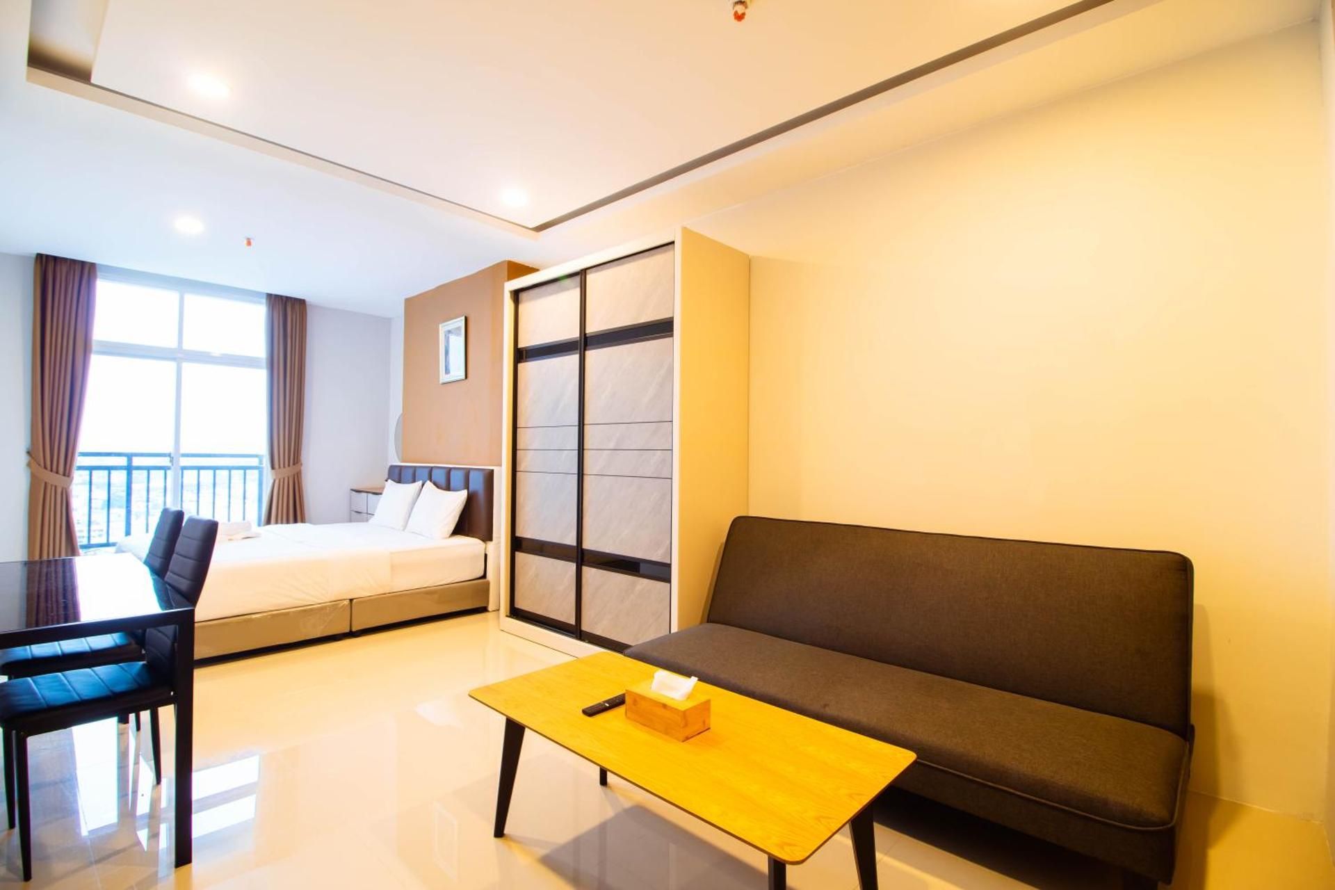 Formosa Spacious Apartments with Netflix & Pick Up Service by MESA King Studio with Sofa Bed