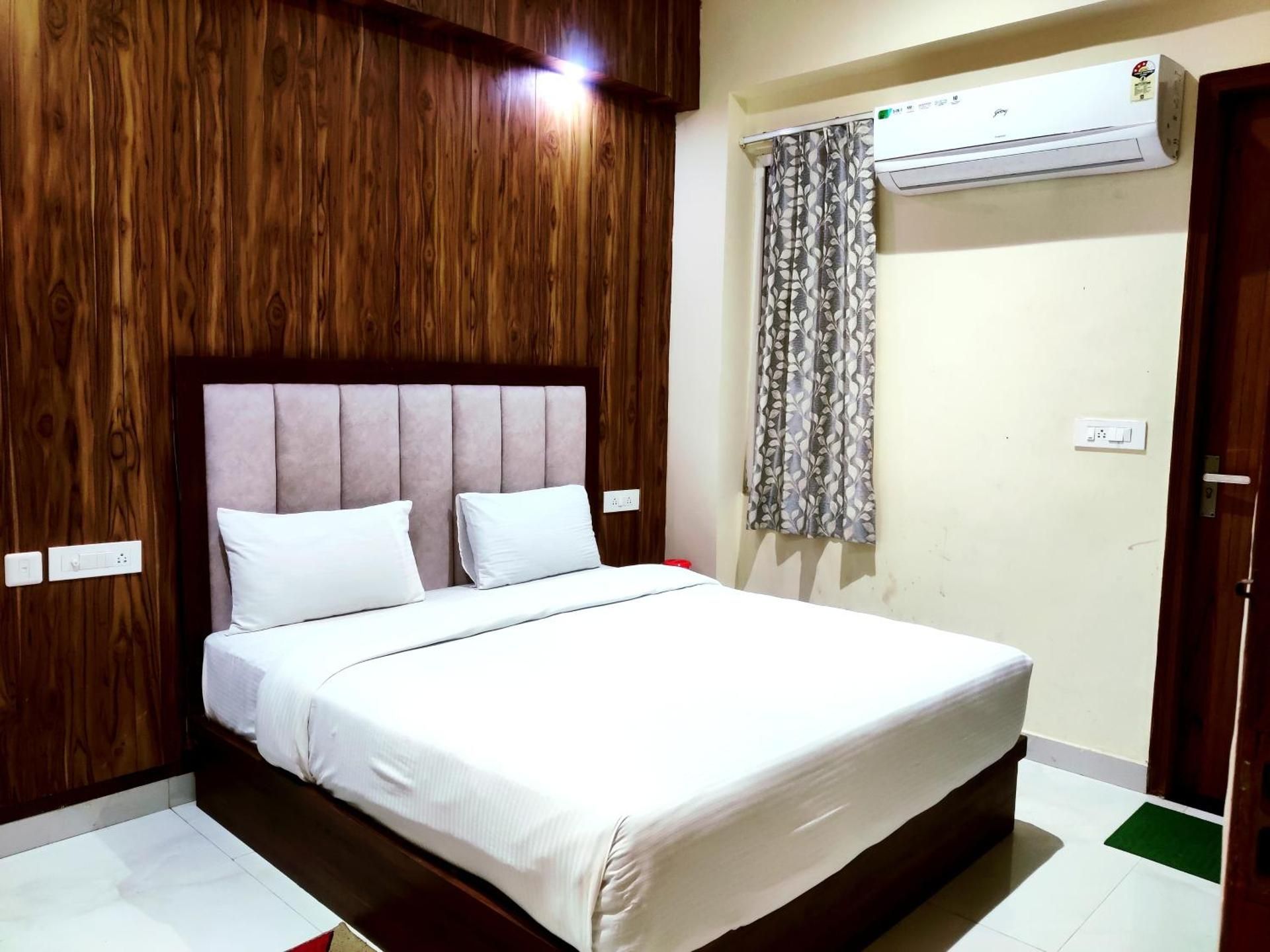 Hotel RN Residency - Near Prem Mandir Vrindavan Budget Double