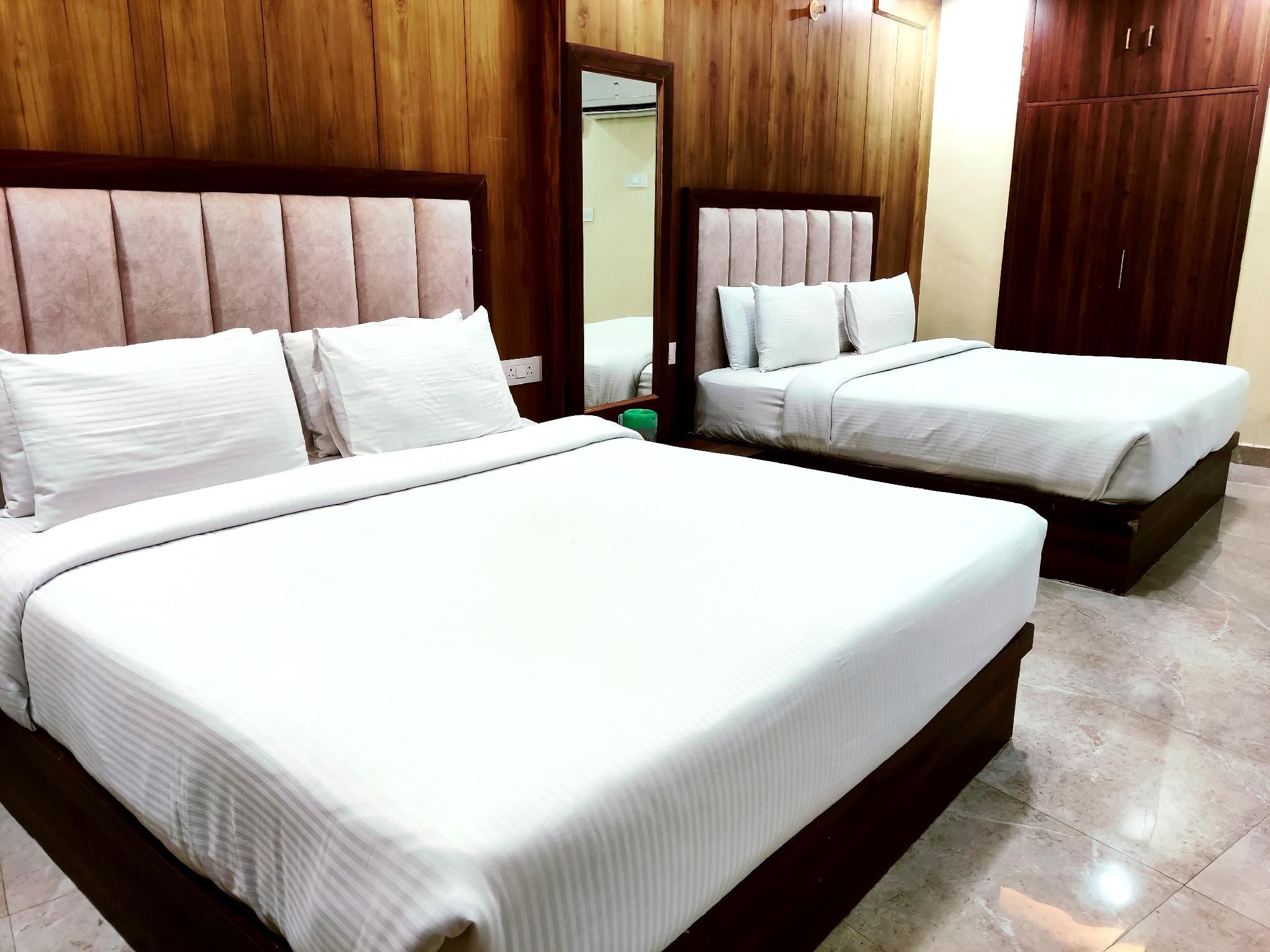Hotel RN Residency - Near Prem Mandir Vrindavan Family - Quad Room