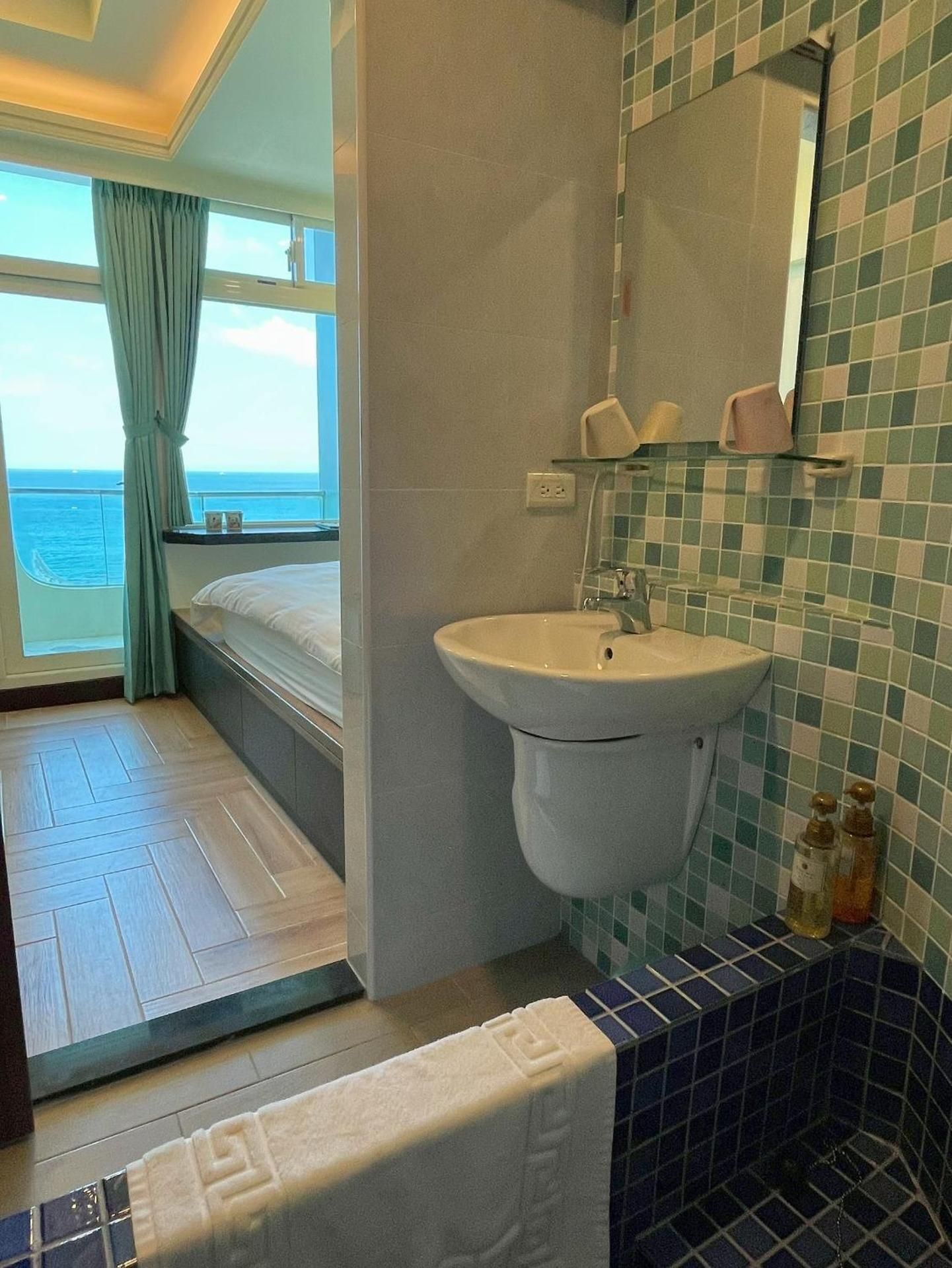 FishHome15 -NO ELEVATOR，Kids under 6 years old not allowed  Quadruple Room with Bath 2