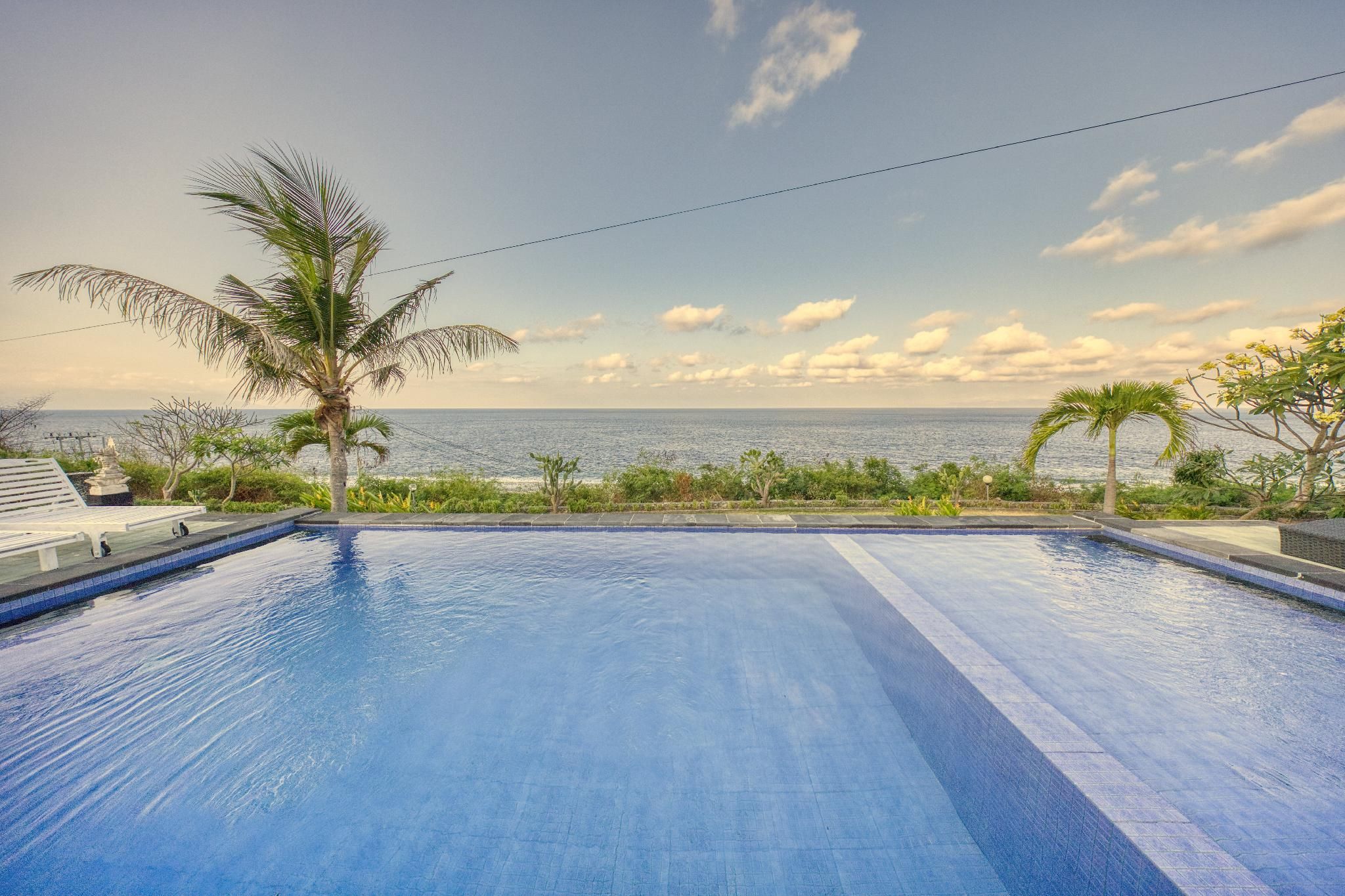 Swimming pool [outdoor]