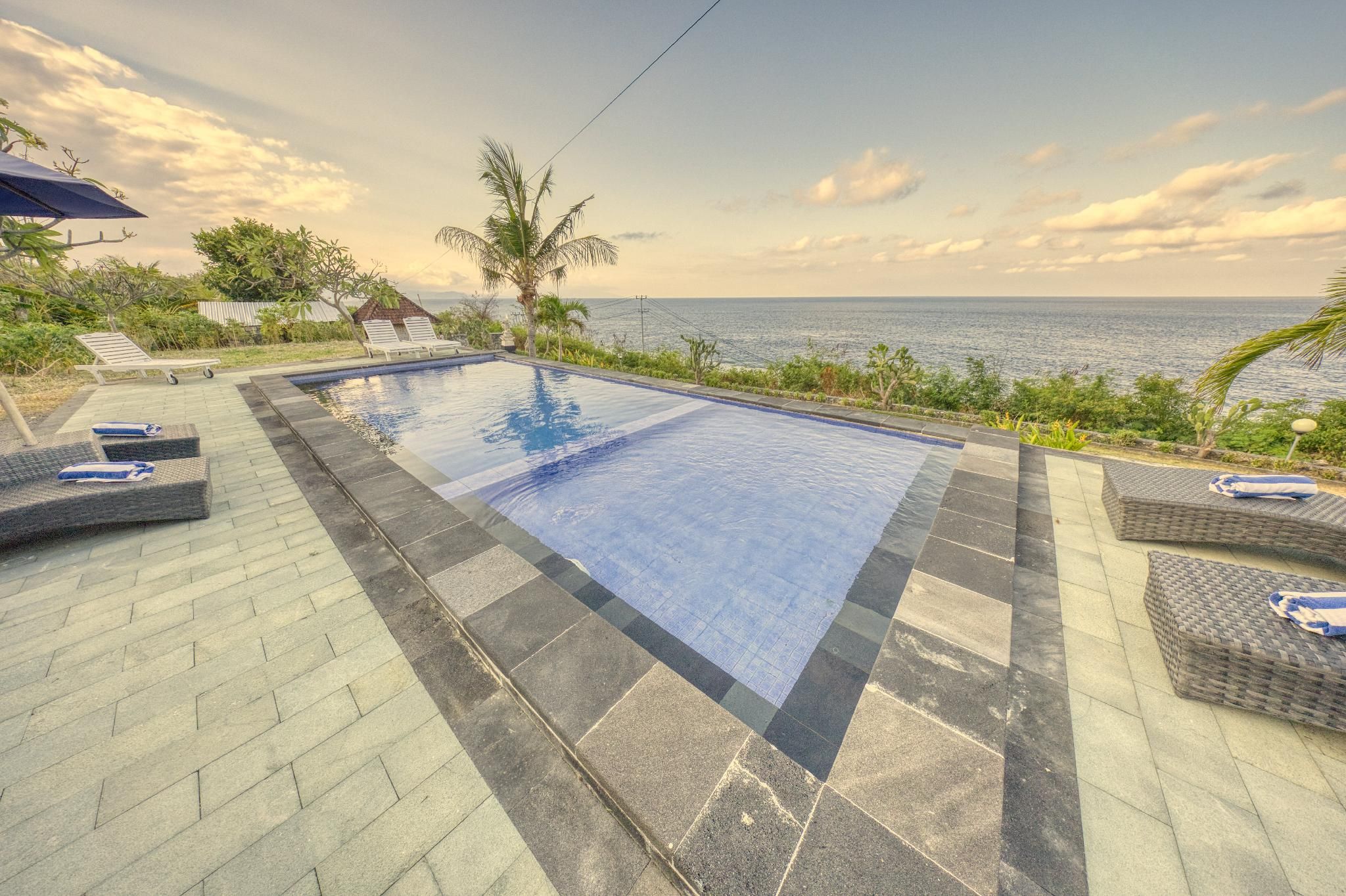 Swimming pool [outdoor]