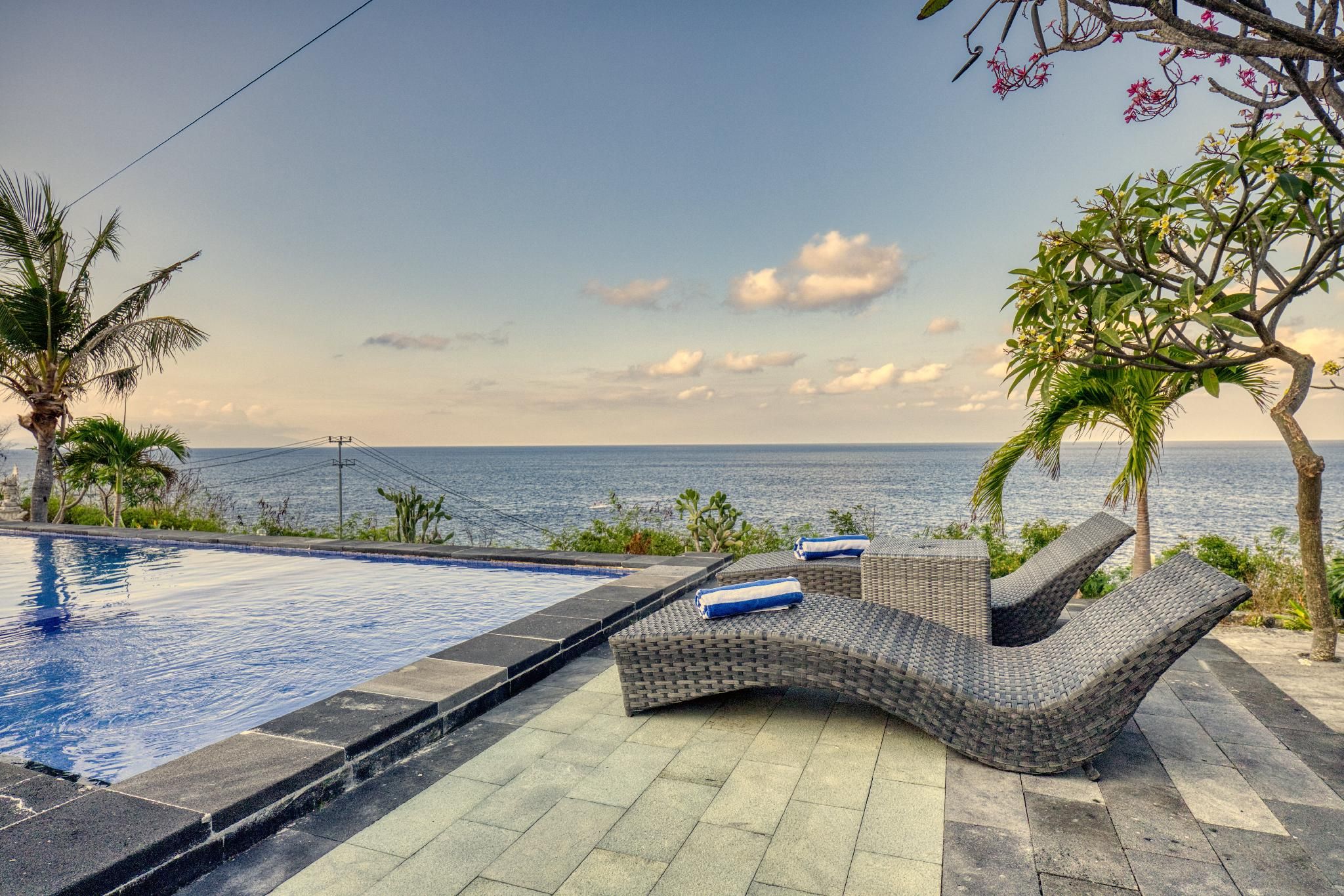 Swimming pool [outdoor]