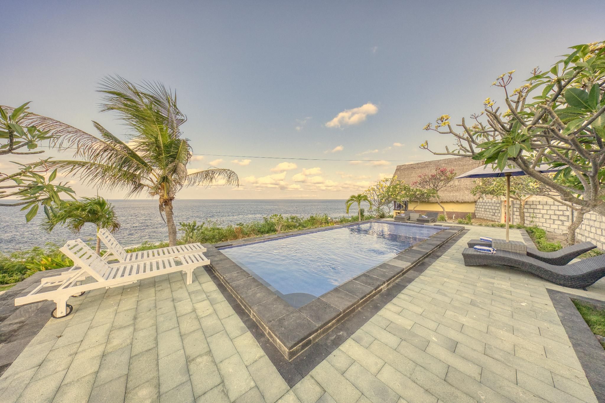 Swimming pool [outdoor]