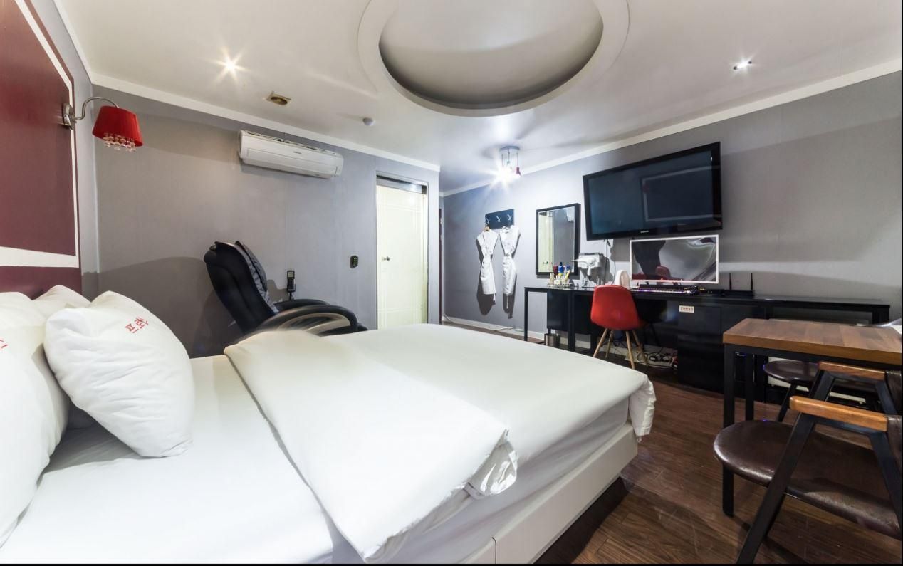 Deluxe Premium Massage - Check-In Mon-Fri 4PM, Sat-Sun 7PM