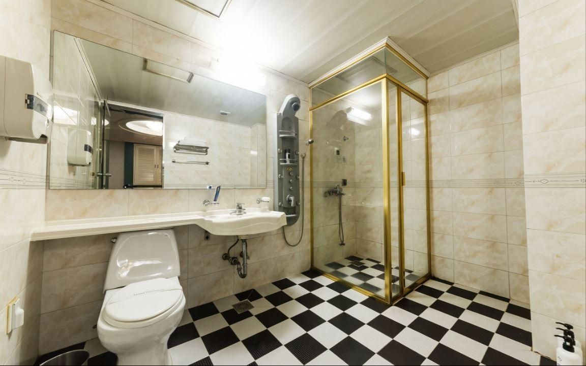 Deluxe - Check-In Mon-Fri 4PM, Sat-Sun 7PM