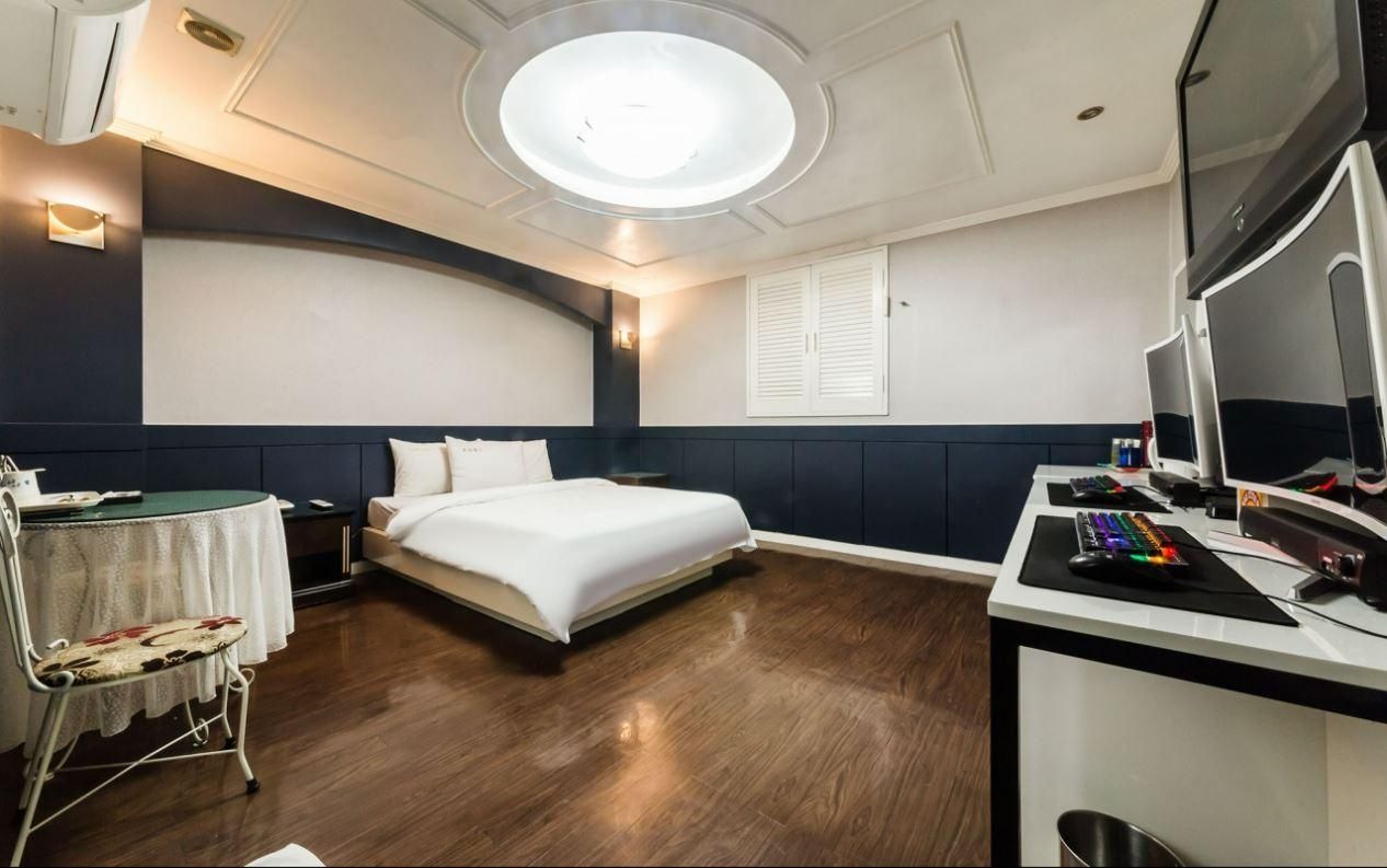 Gaming 2PC - Check-In Mon-Fri 4PM, Sat-Sun 7PM