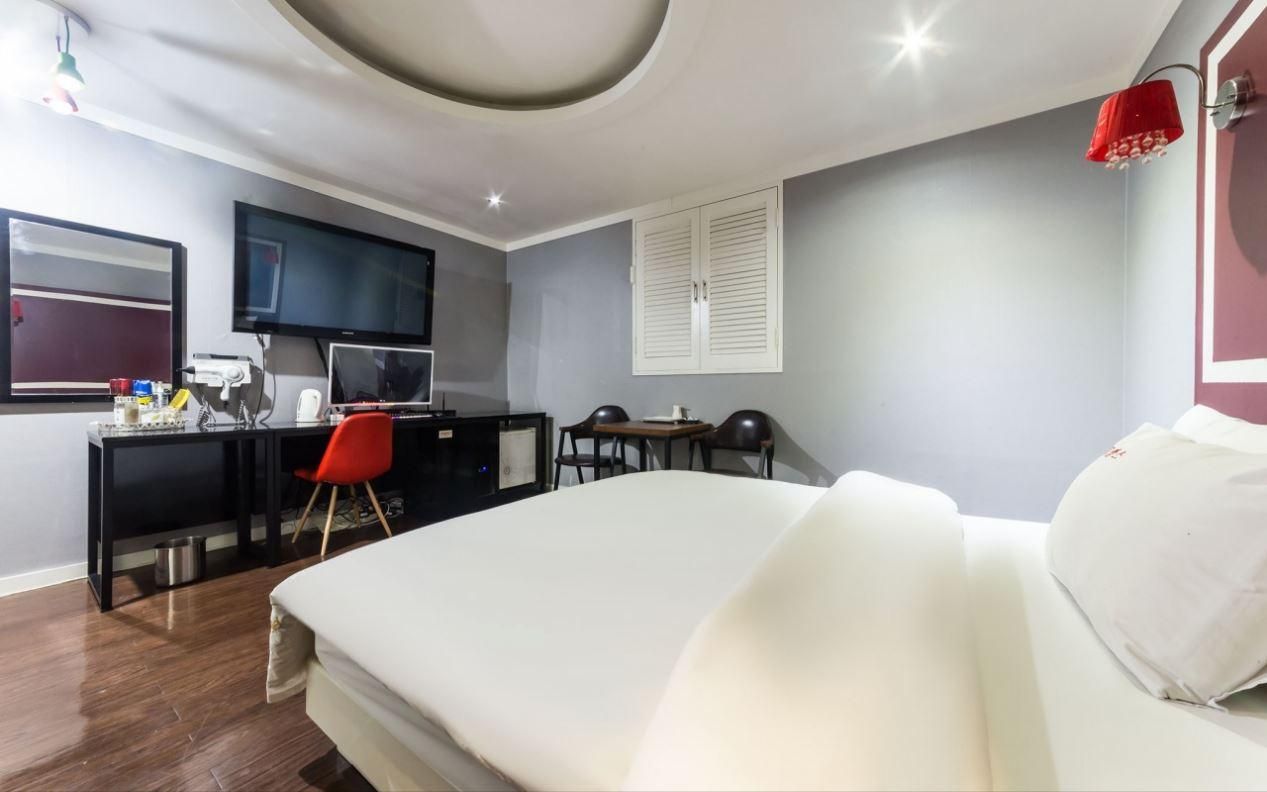 Deluxe Premium Massage - Check-In Mon-Fri 4PM, Sat-Sun 7PM