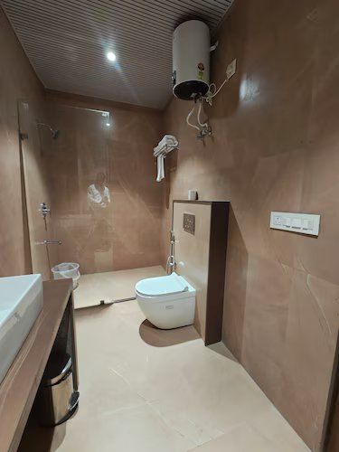 Crestmont Royals Hotel Deluxe King Bed Room with City View 8