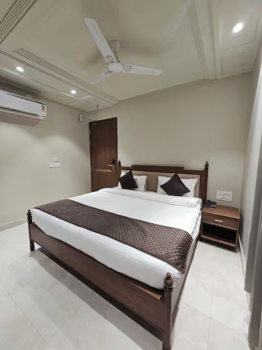 Crestmont Royals Hotel Deluxe King Bed Room with City View 3