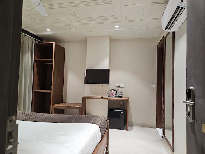 Crestmont Royals Hotel Deluxe King Bed Room with City View 6