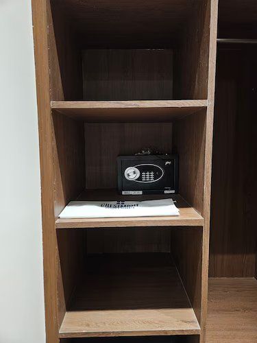 Crestmont Royals Hotel Deluxe King Bed Room with City View 7